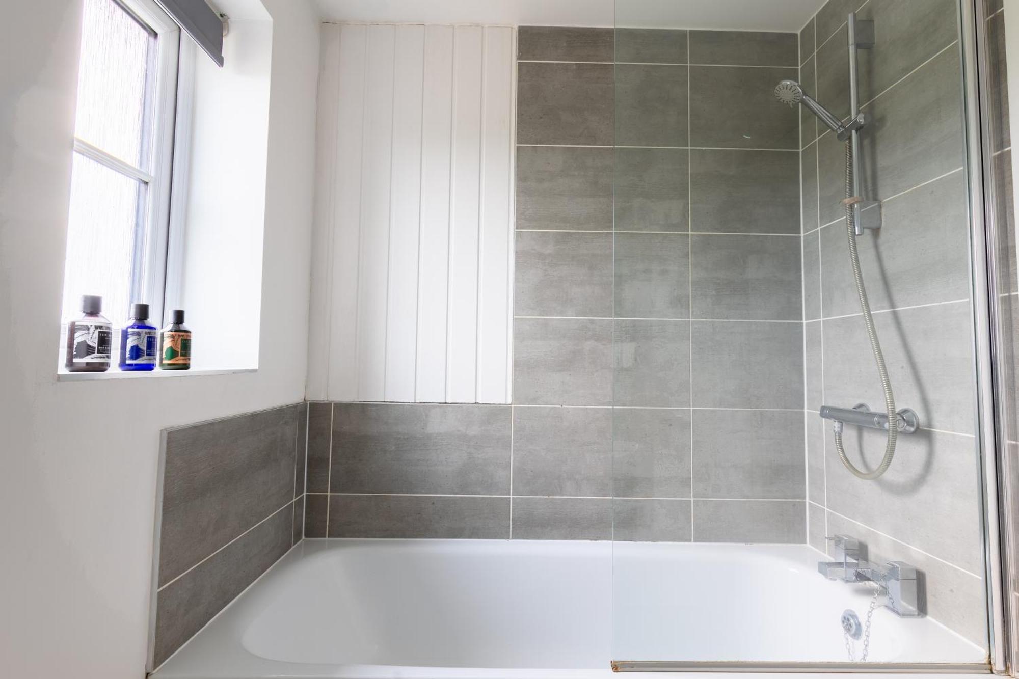Spacious 4-bedroom Near Centre With Parking Nottingham
