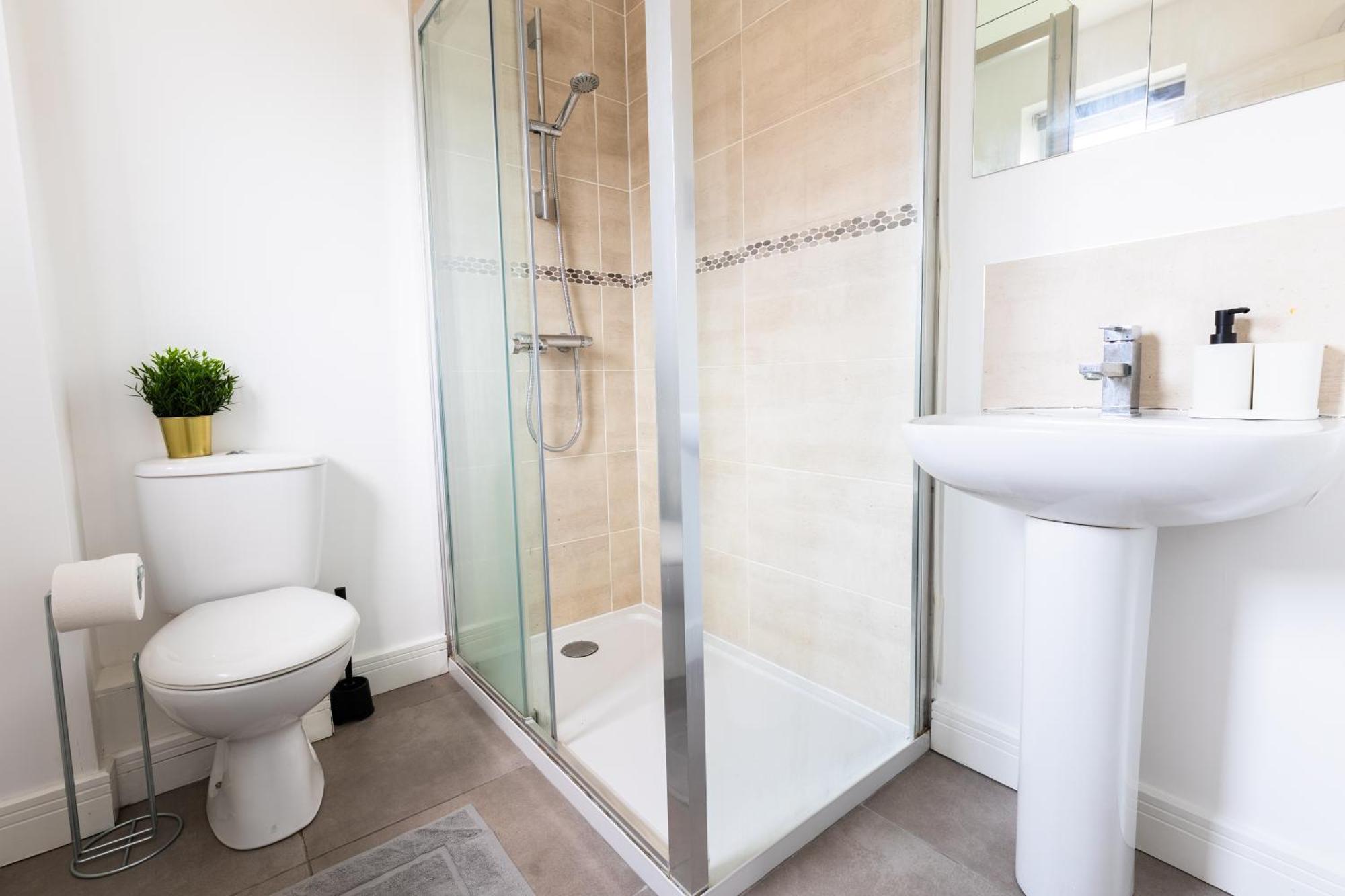 Spacious 4-bedroom Near Centre With Parking Nottingham