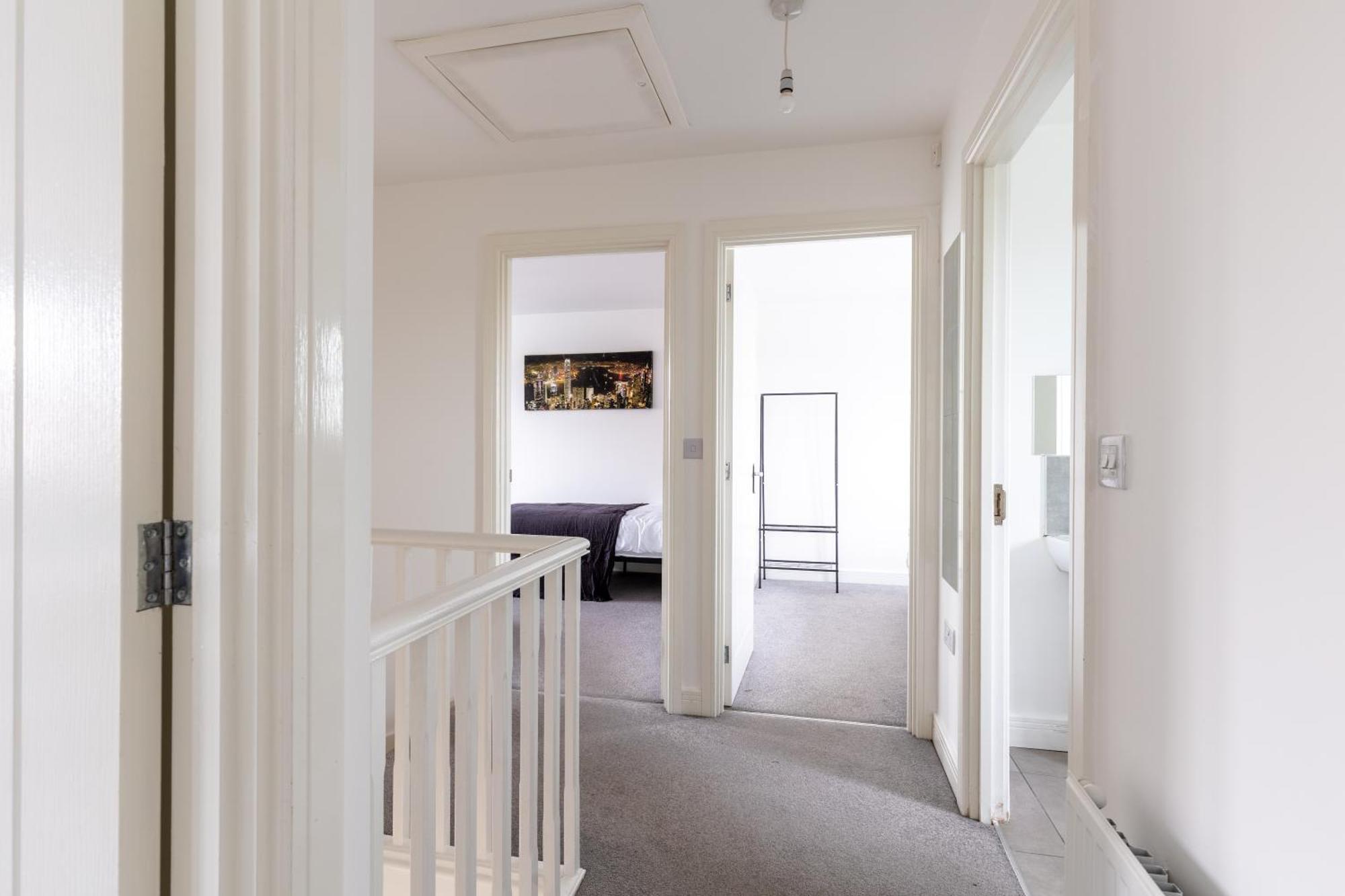 Spacious 4-bedroom Near Centre With Parking Holiday home