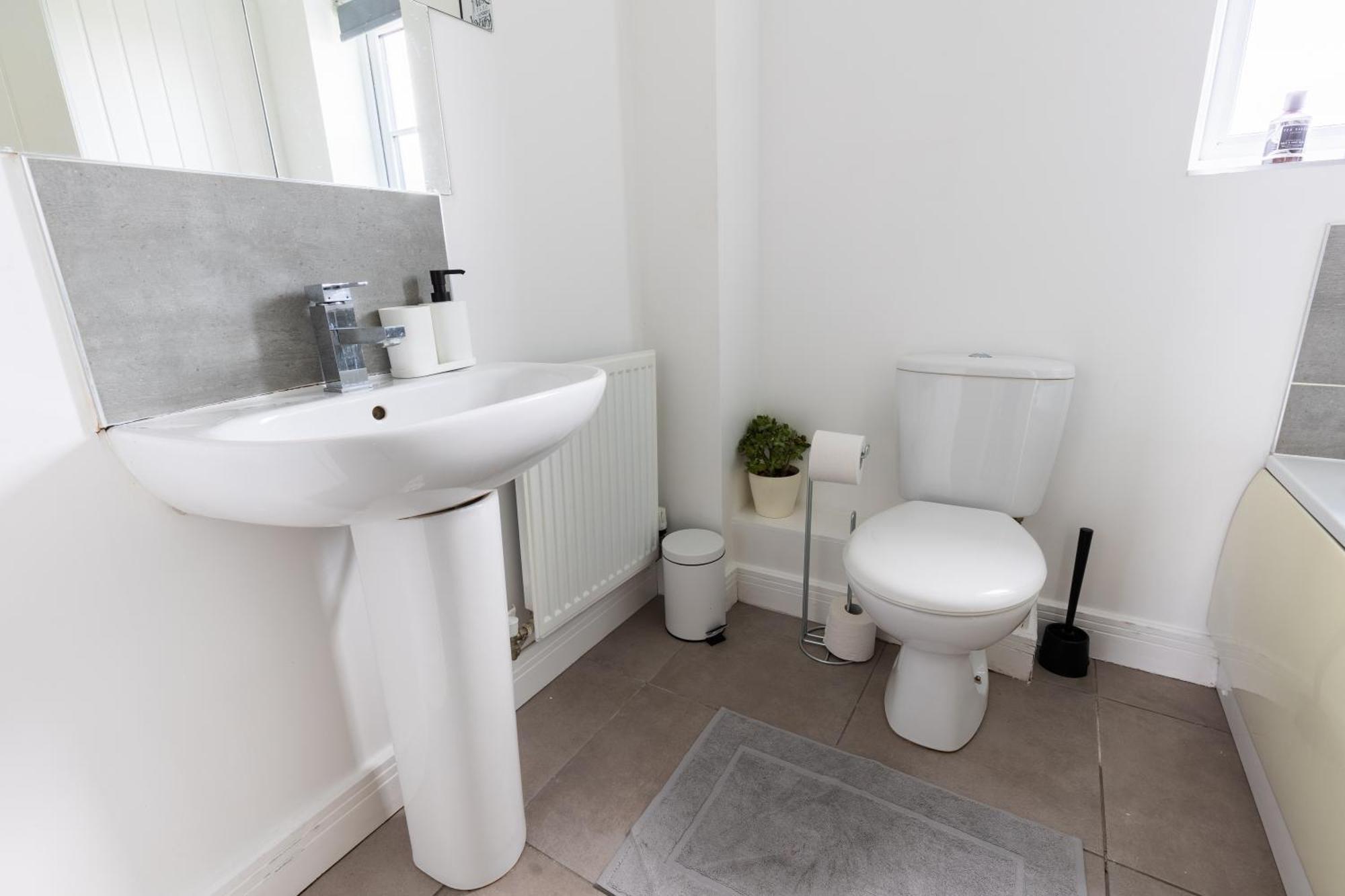 Spacious 4-bedroom Near Centre With Parking * Nottingham