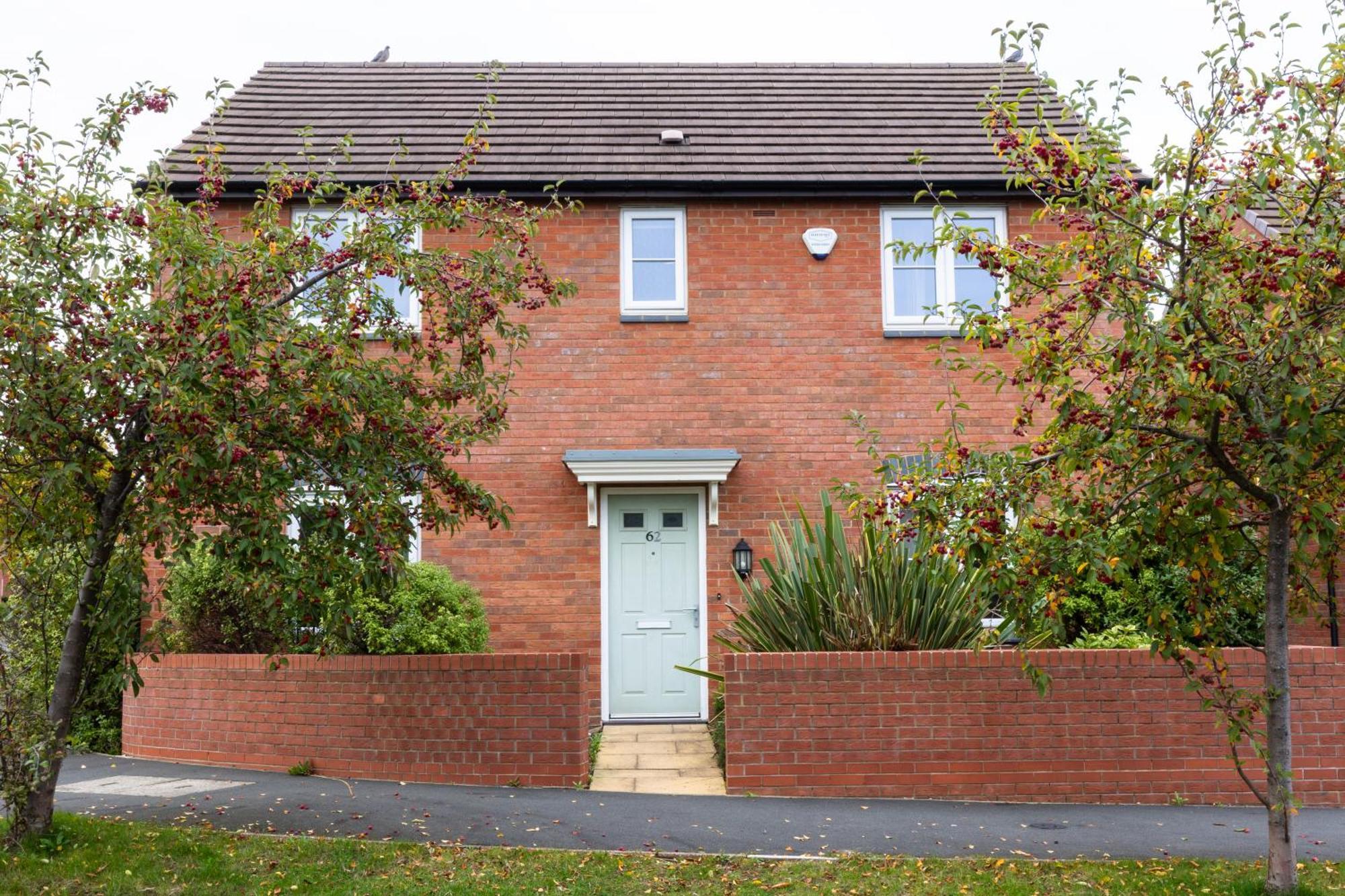 Spacious 4-bedroom Near Centre With Parking *