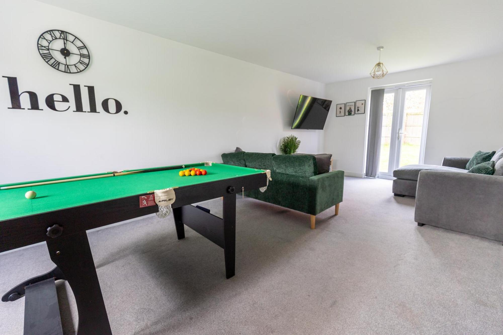 Spacious 4-bedroom Near Centre With Parking *