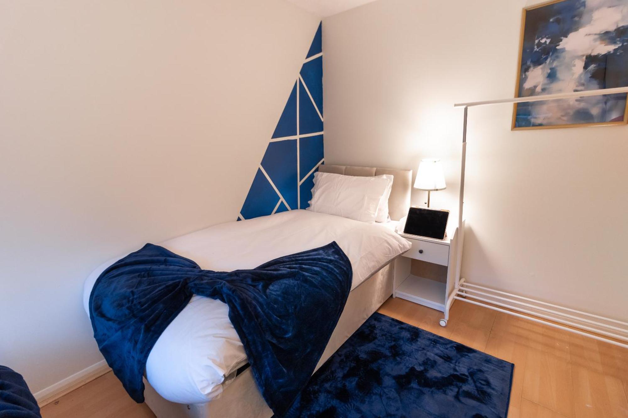 Cosy Deluxe 3 Bed House - Free Parking - Sleeps 9