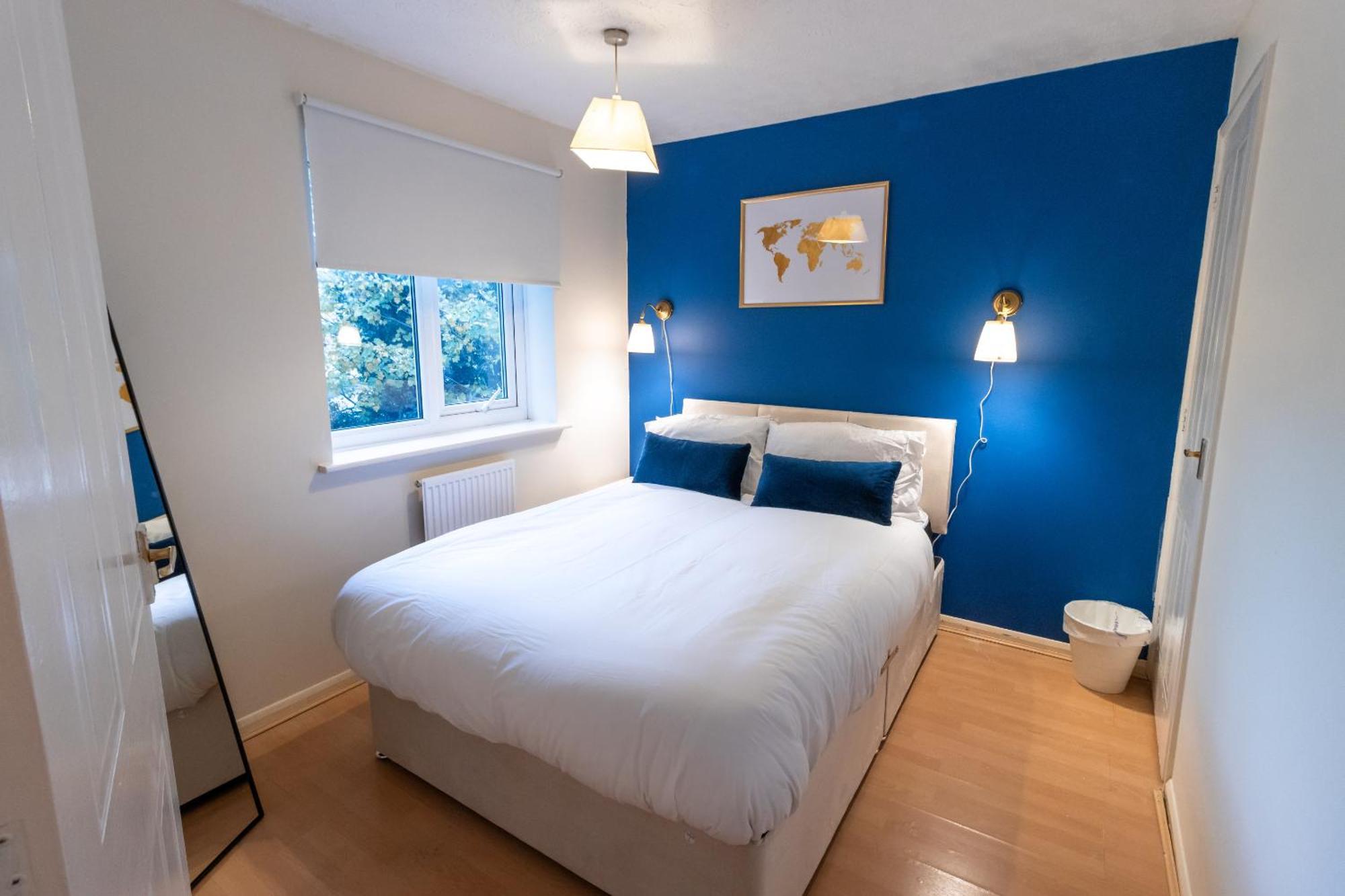 Cosy Deluxe 3 Bed House - Free Parking - Sleeps 9 Apartment