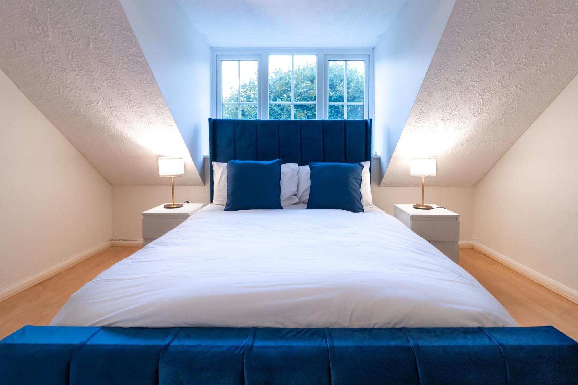Cosy Deluxe 3 Bed House - Free Parking - Sleeps 9 Apartment *