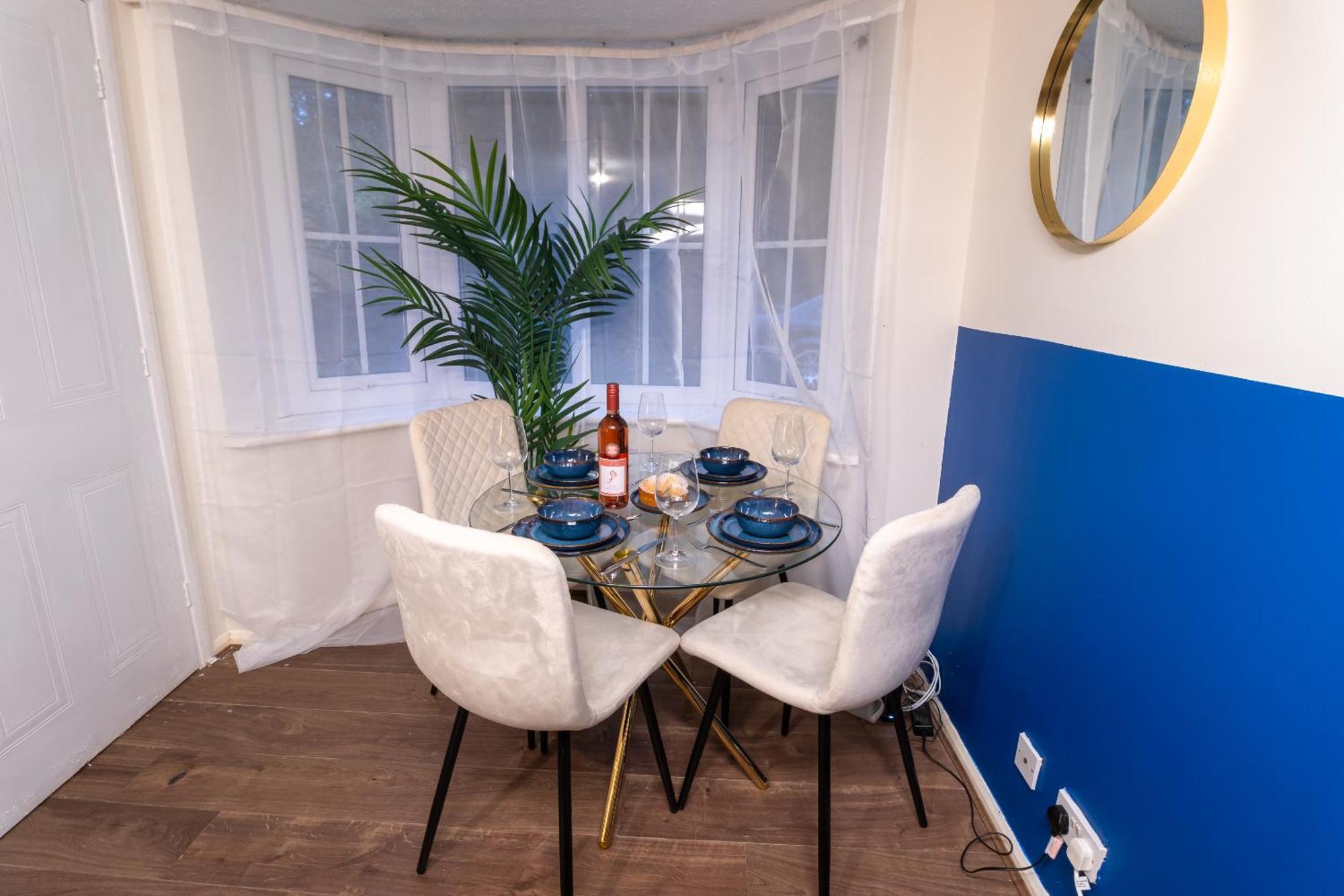 Cosy Deluxe 3 Bed House - Free Parking - Sleeps 9