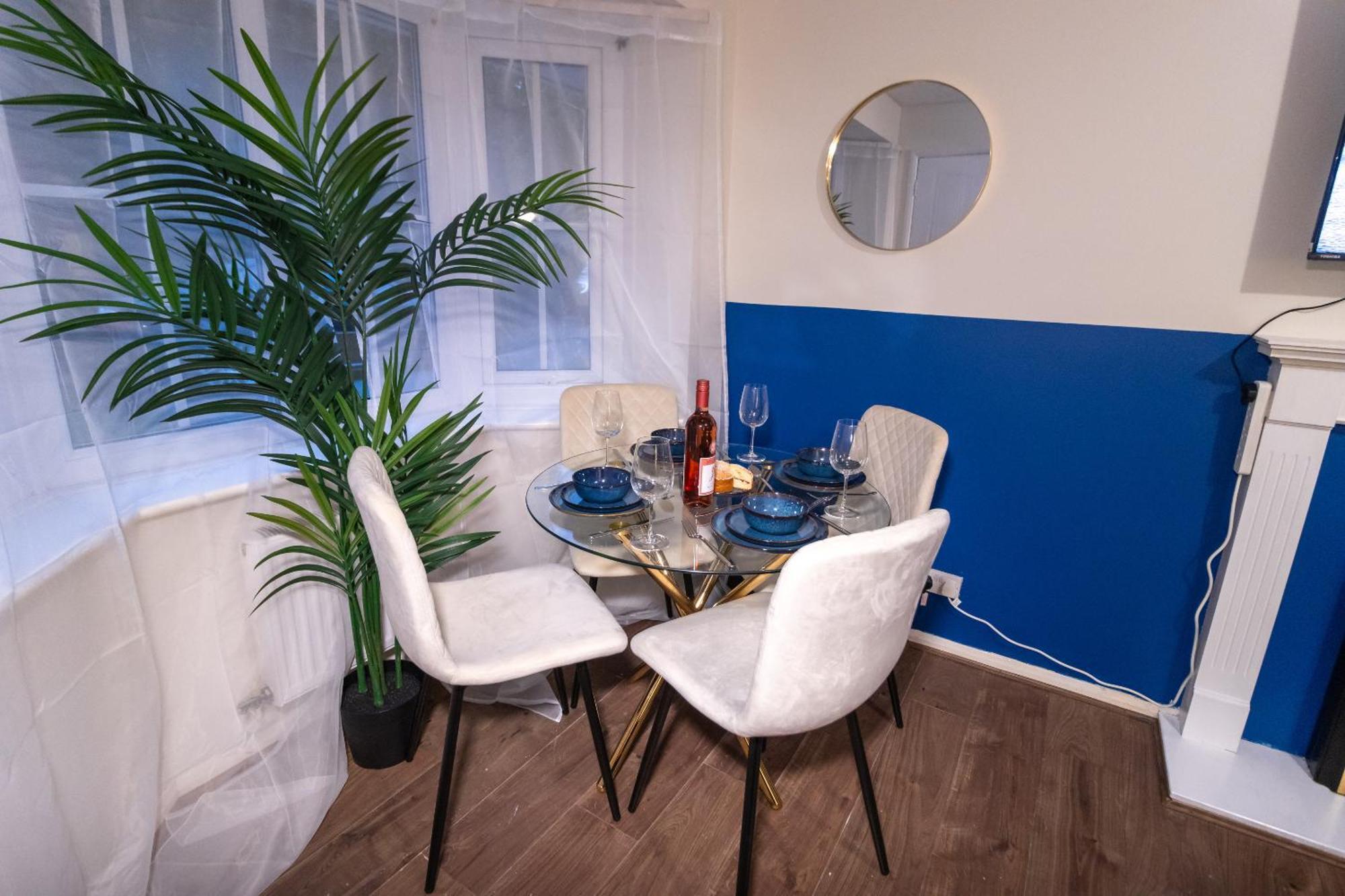 Cosy Deluxe 3 Bed House - Free Parking - Sleeps 9 Apartment *