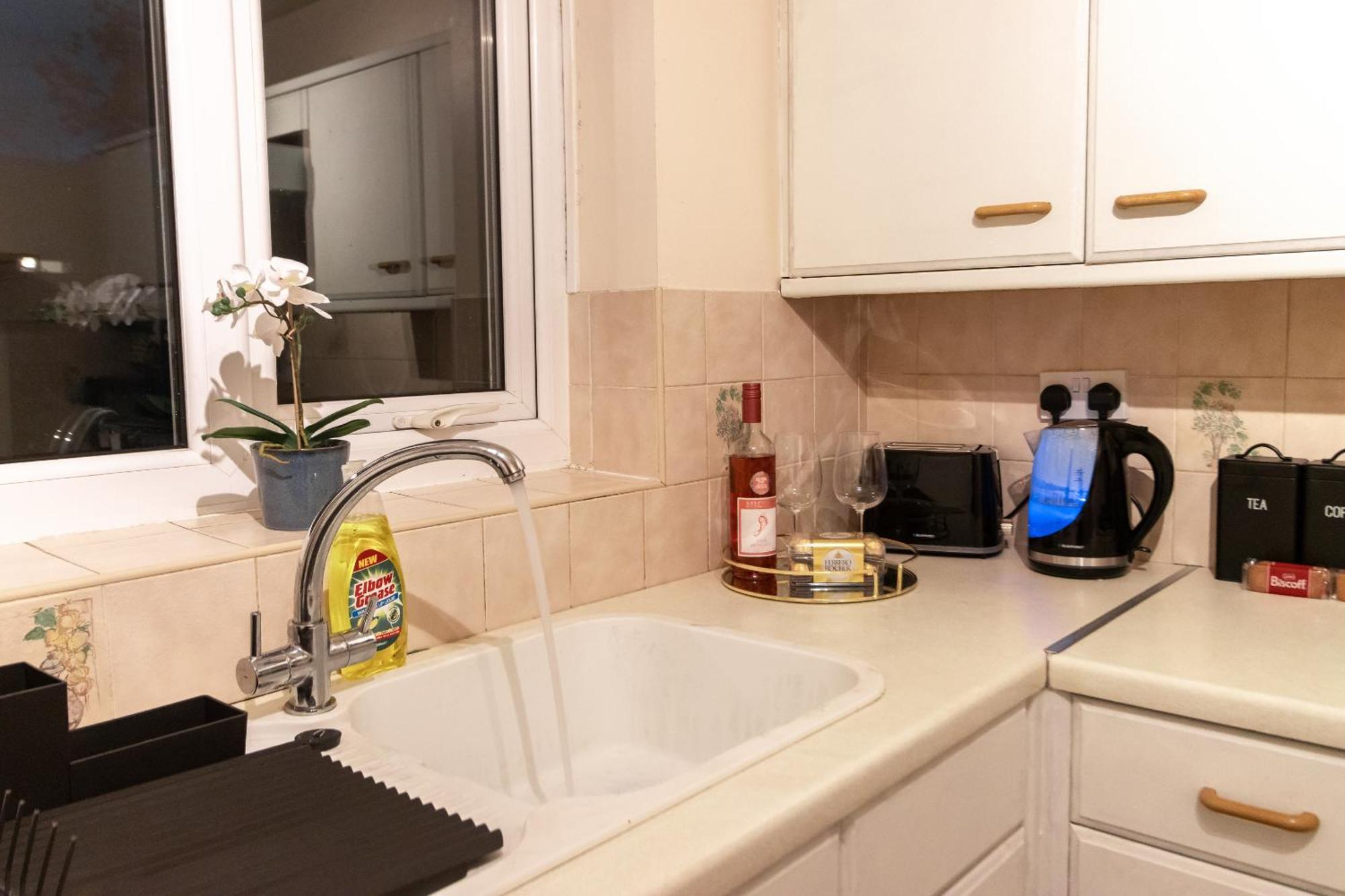 Cosy Deluxe 3 Bed House - Free Parking - Sleeps 9 Apartment Nottingham
