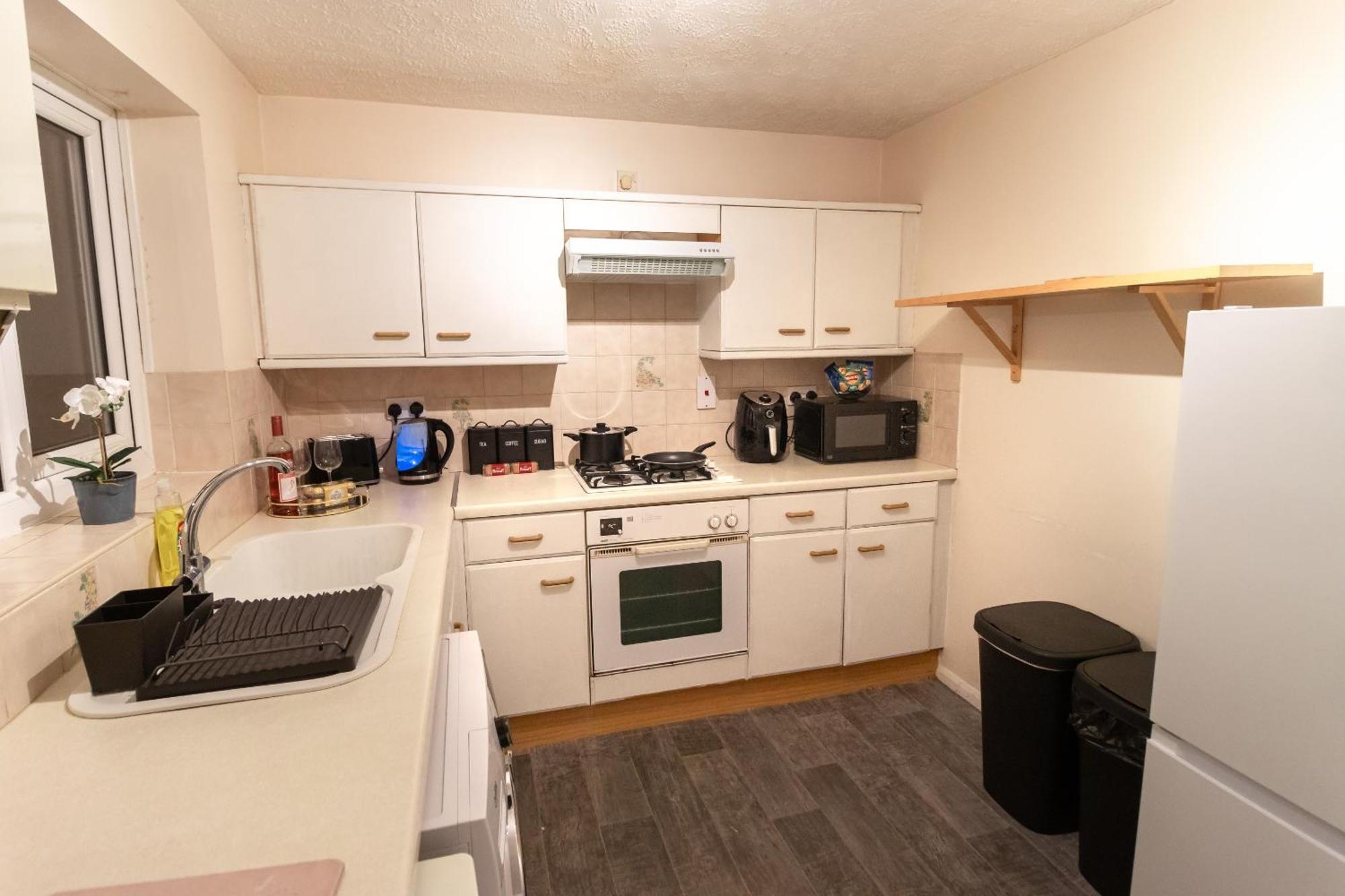 Cosy Deluxe 3 Bed House - Free Parking - Sleeps 9 Nottingham