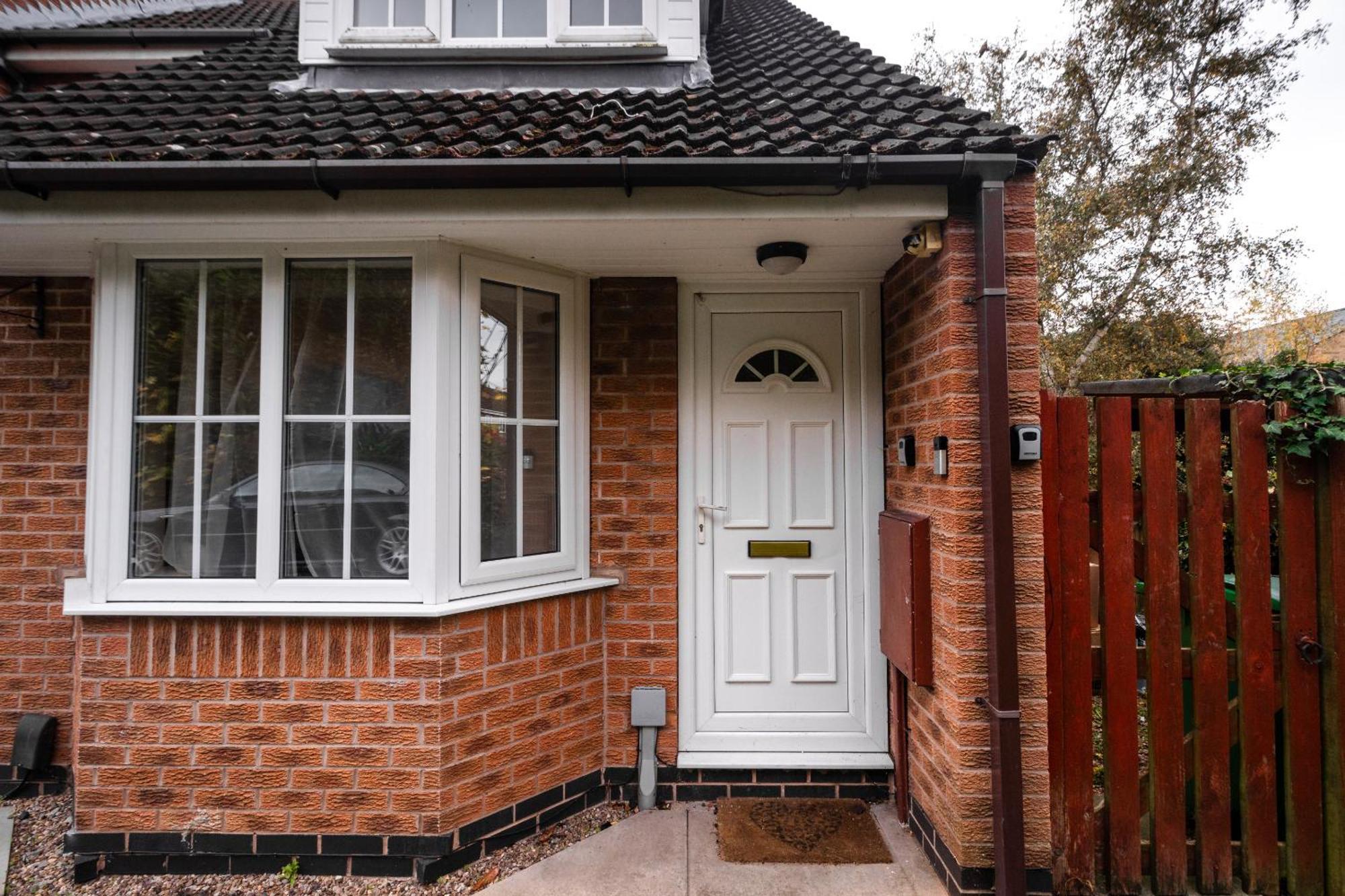 Cosy Deluxe 3 Bed House - Free Parking - Sleeps 9