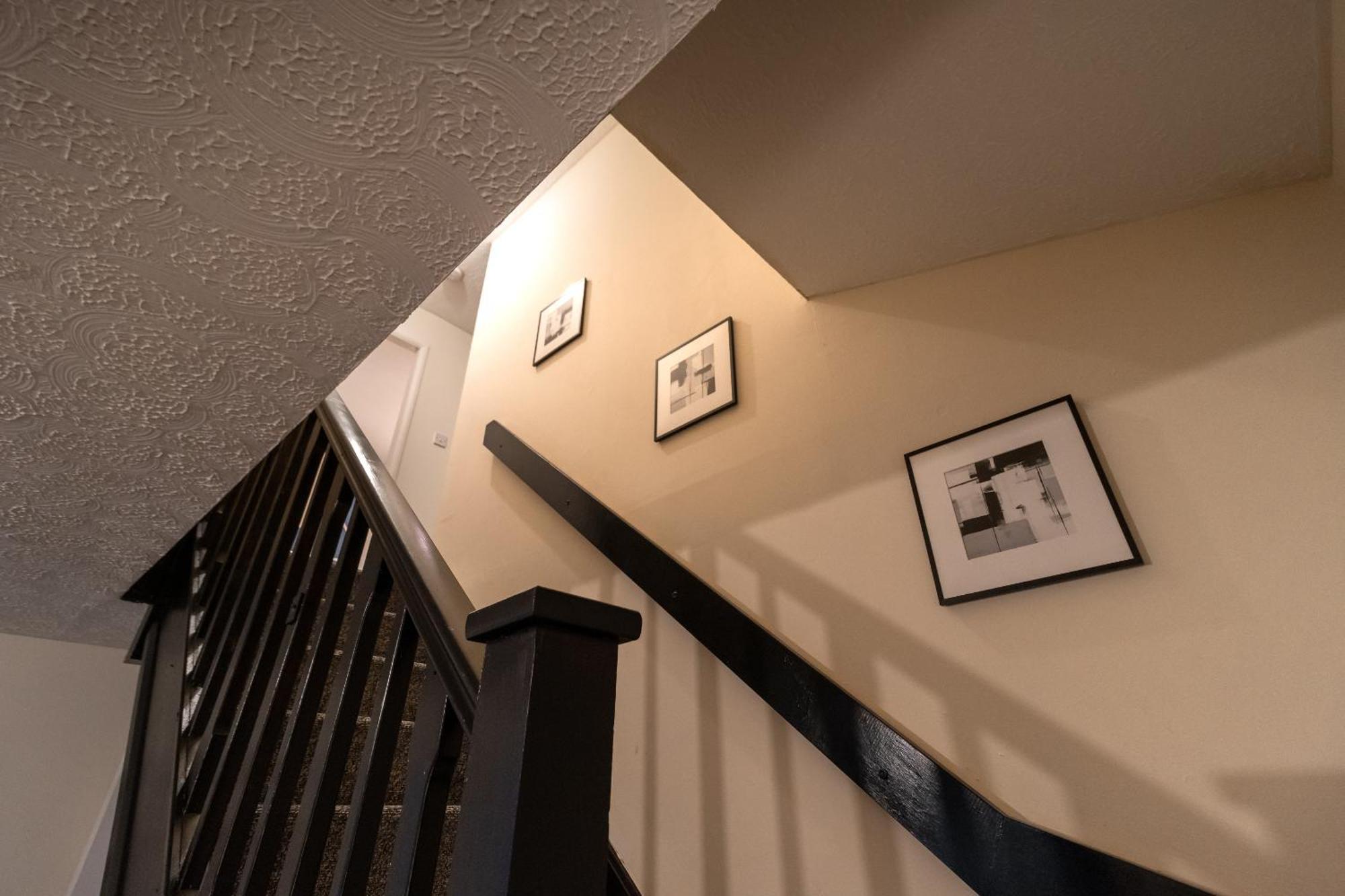 Apartment Cosy Deluxe 3 Bed House - Free Parking - Sleeps 9 *