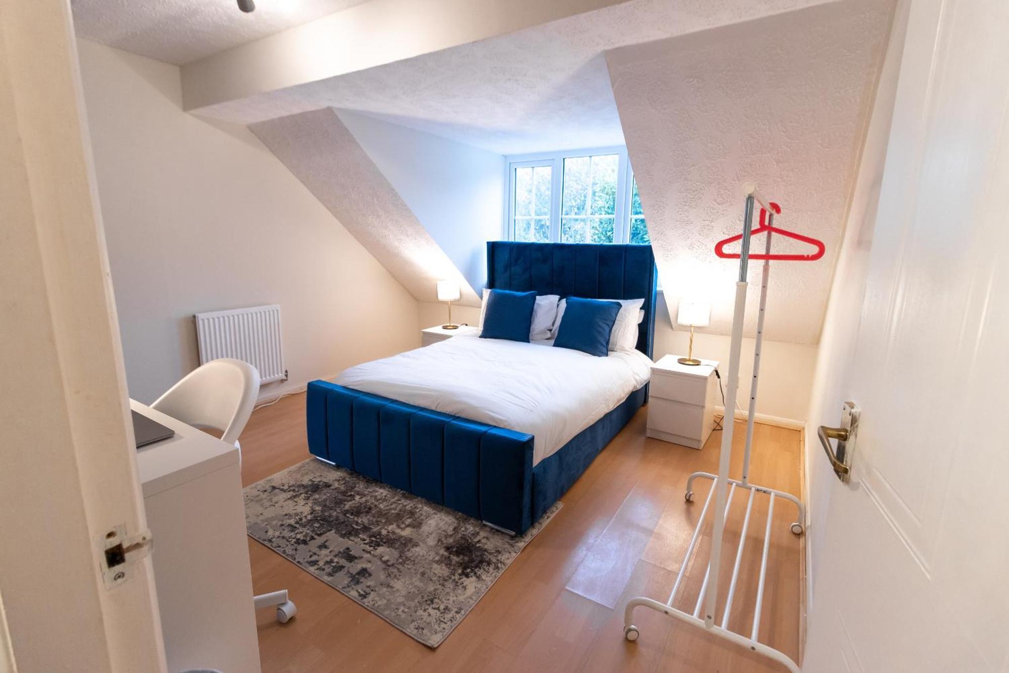 Cosy Deluxe 3 Bed House - Free Parking - Sleeps 9 Apartment *