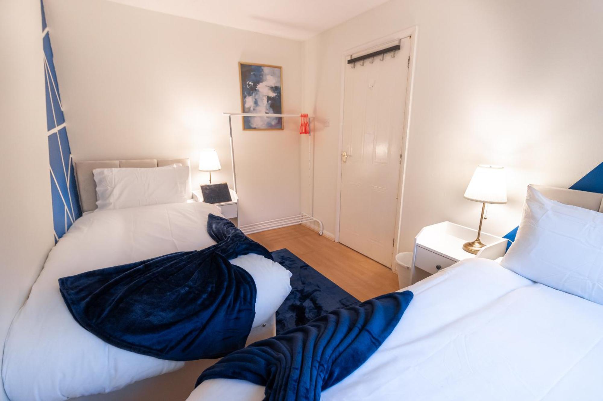 Apartment Cosy Deluxe 3 Bed House - Free Parking - Sleeps 9 *