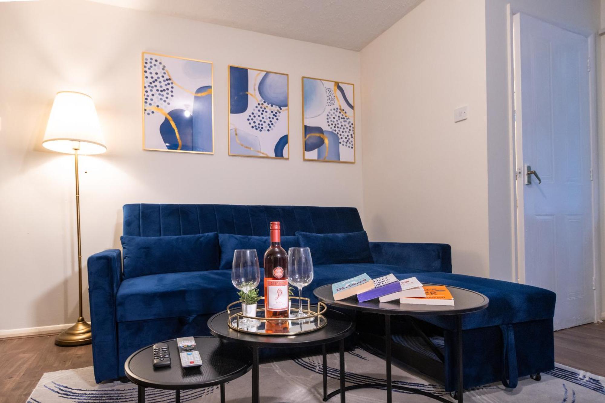 Cosy Deluxe 3 Bed House - Free Parking - Sleeps 9 *