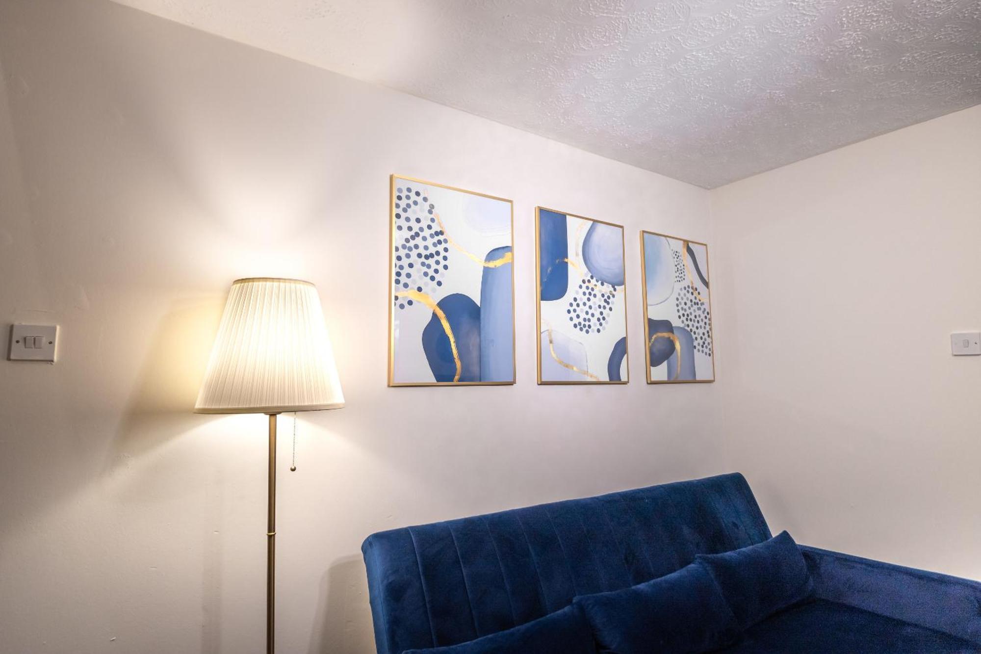 Cosy Deluxe 3 Bed House - Free Parking - Sleeps 9 *