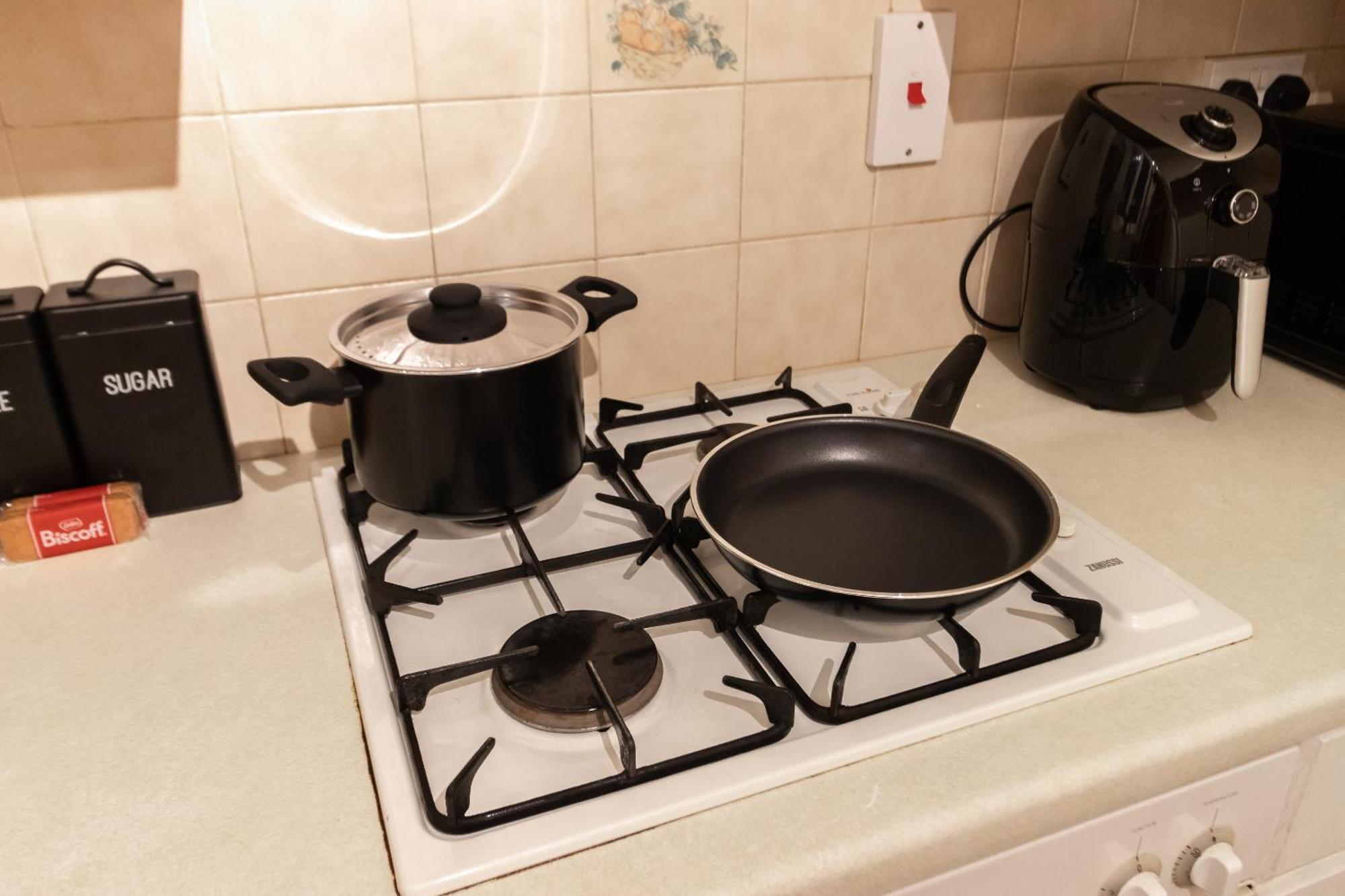 Cosy Deluxe 3 Bed House - Free Parking - Sleeps 9 *