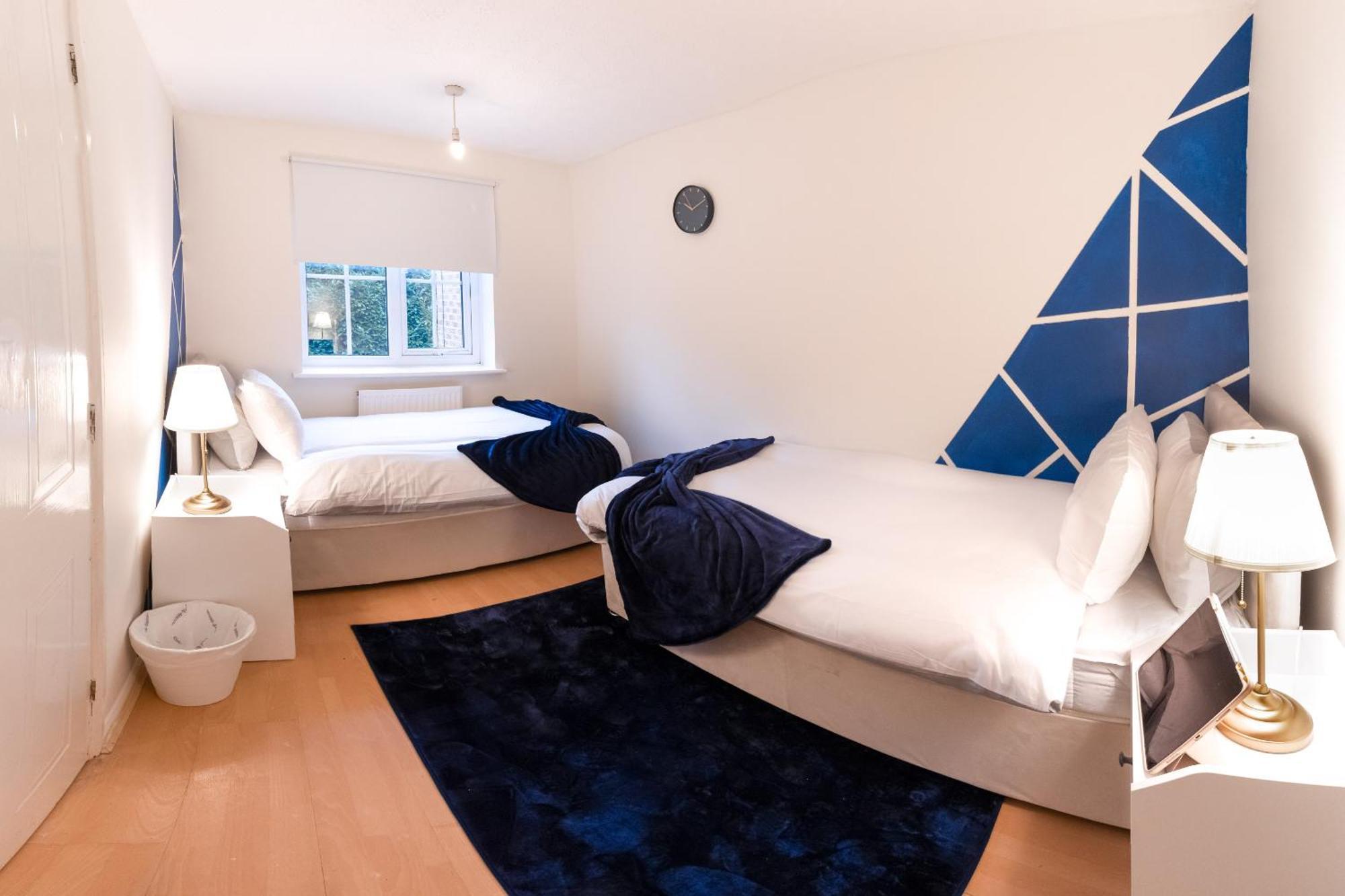Cosy Deluxe 3 Bed House - Free Parking - Sleeps 9