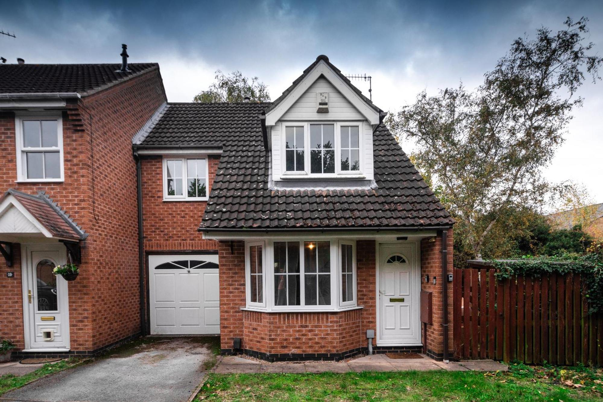 Cosy Deluxe 3 Bed House - Free Parking - Sleeps 9 Apartment