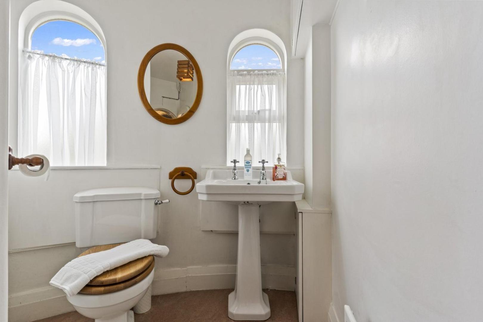 Charming With Free Parking & Wifi Apartment