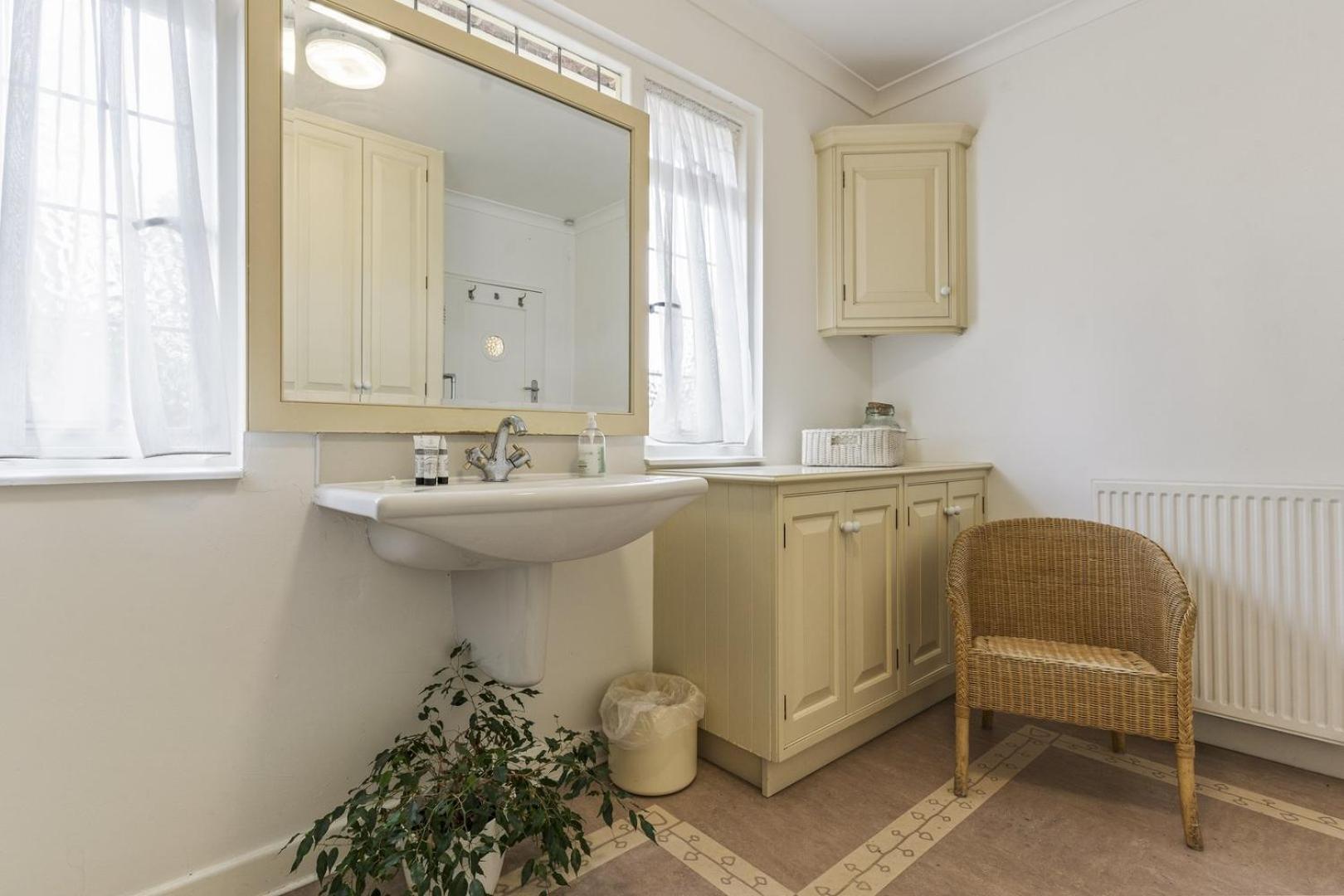 Charming With Free Parking & Wifi Apartment