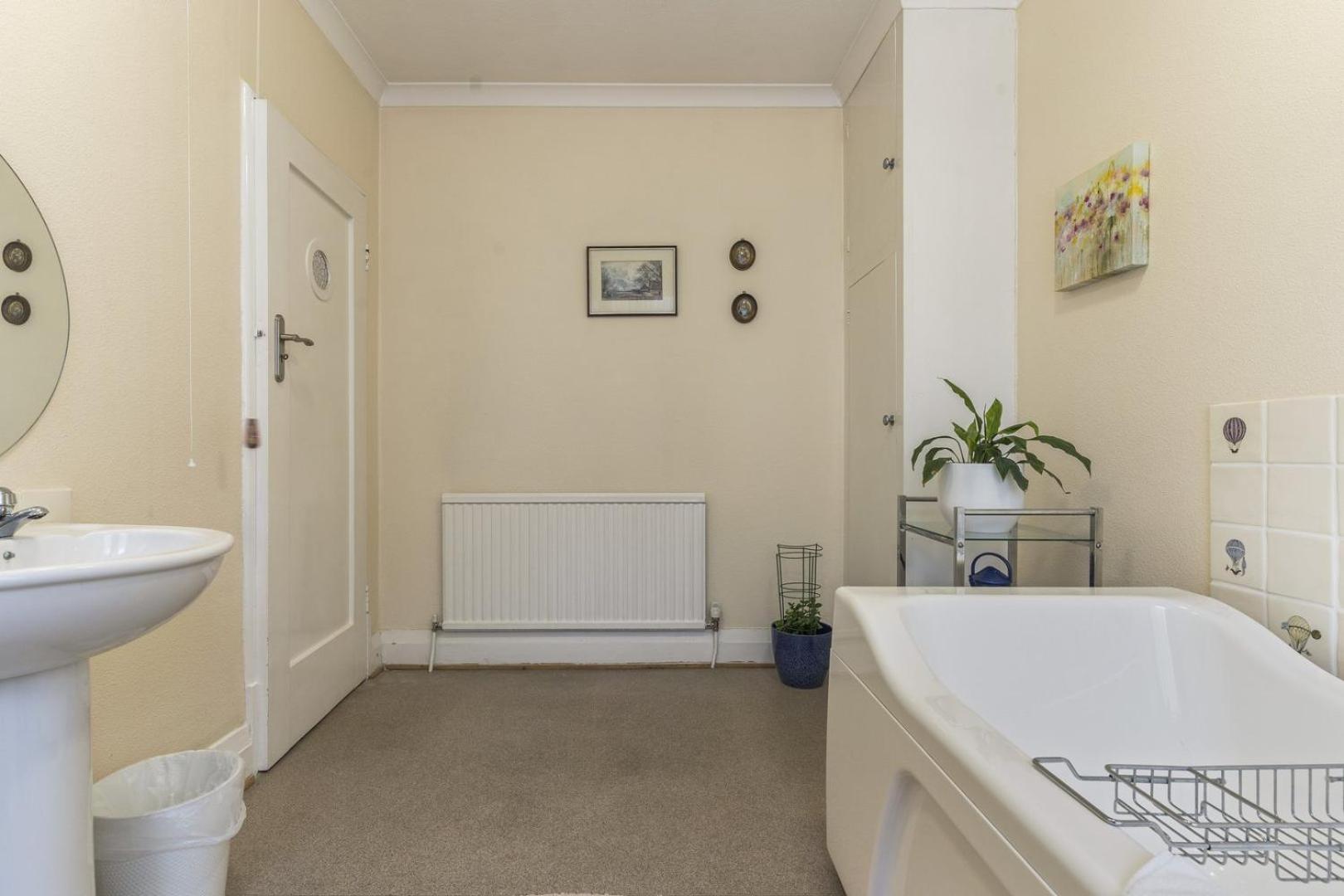 Charming With Free Parking & Wifi Apartment