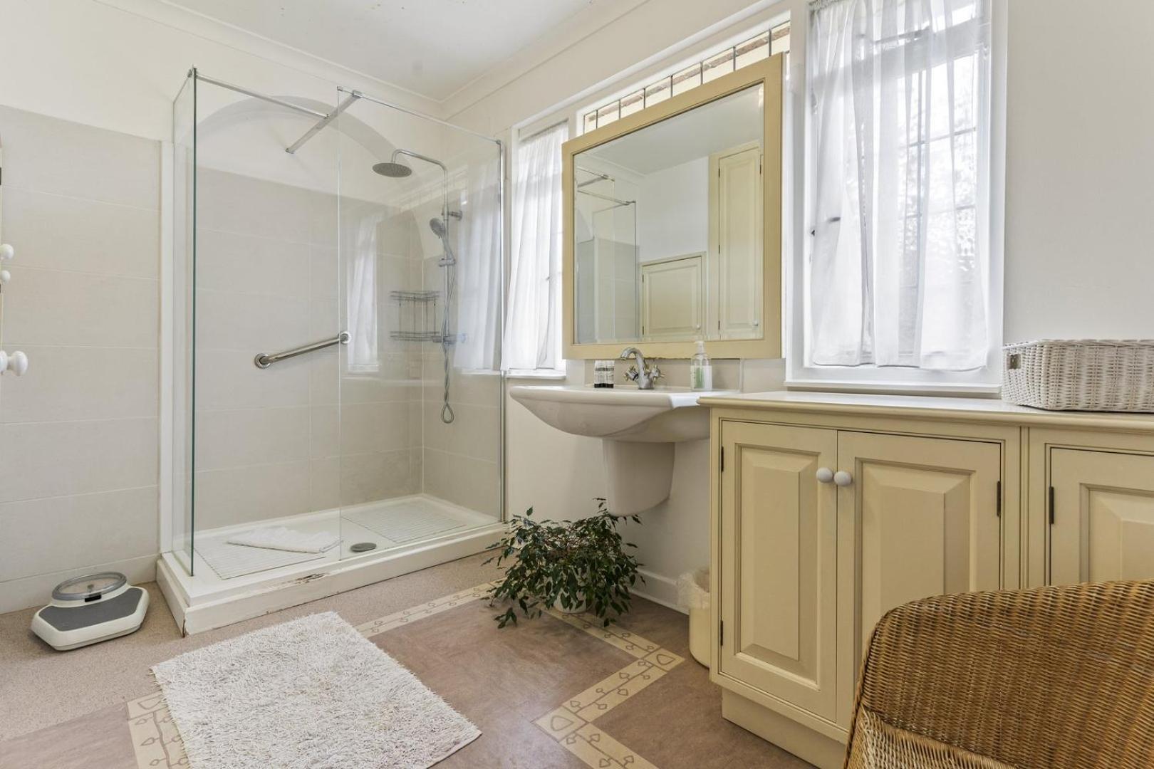 Apartment Charming With Free Parking & Wifi