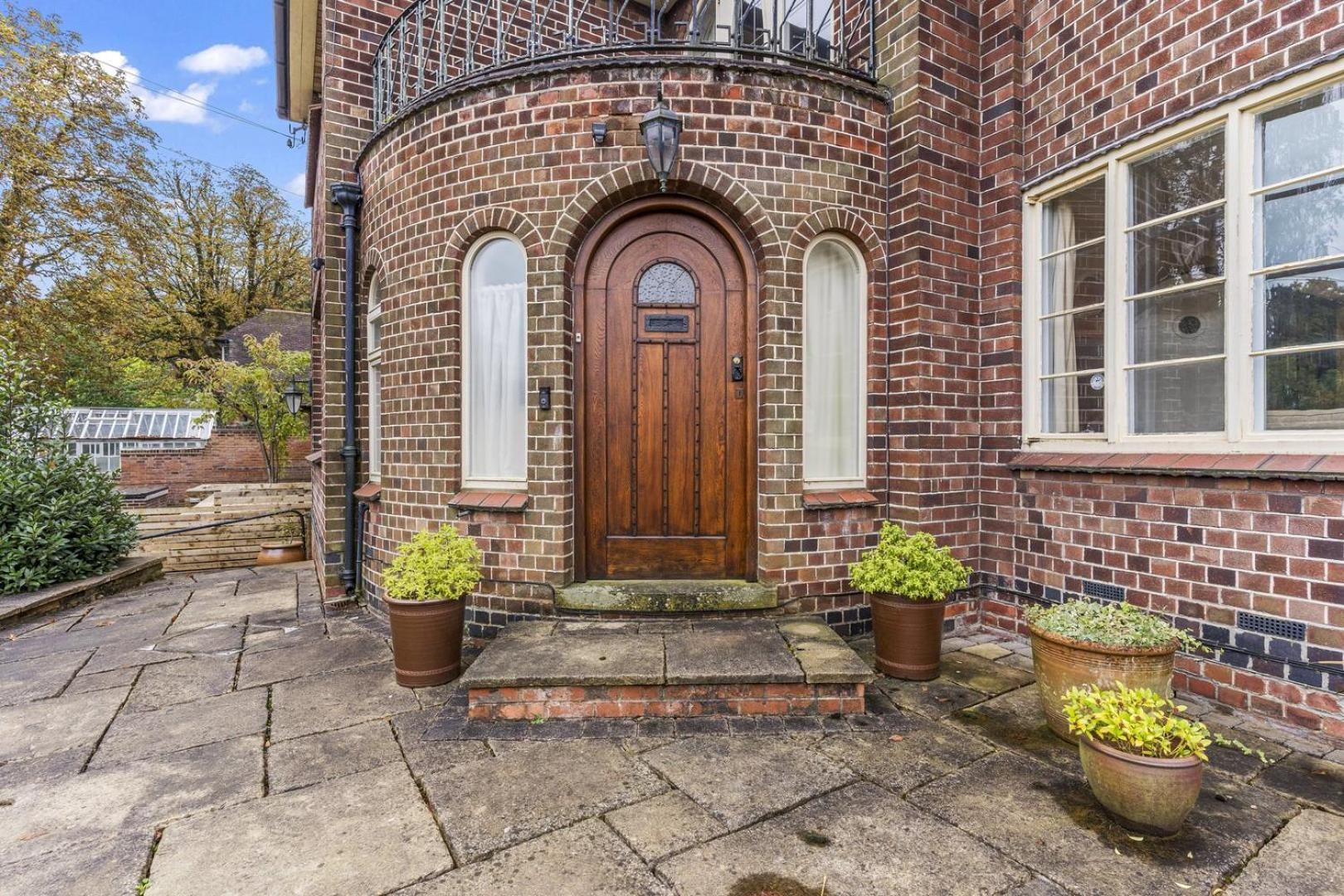 Charming With Free Parking & Wifi