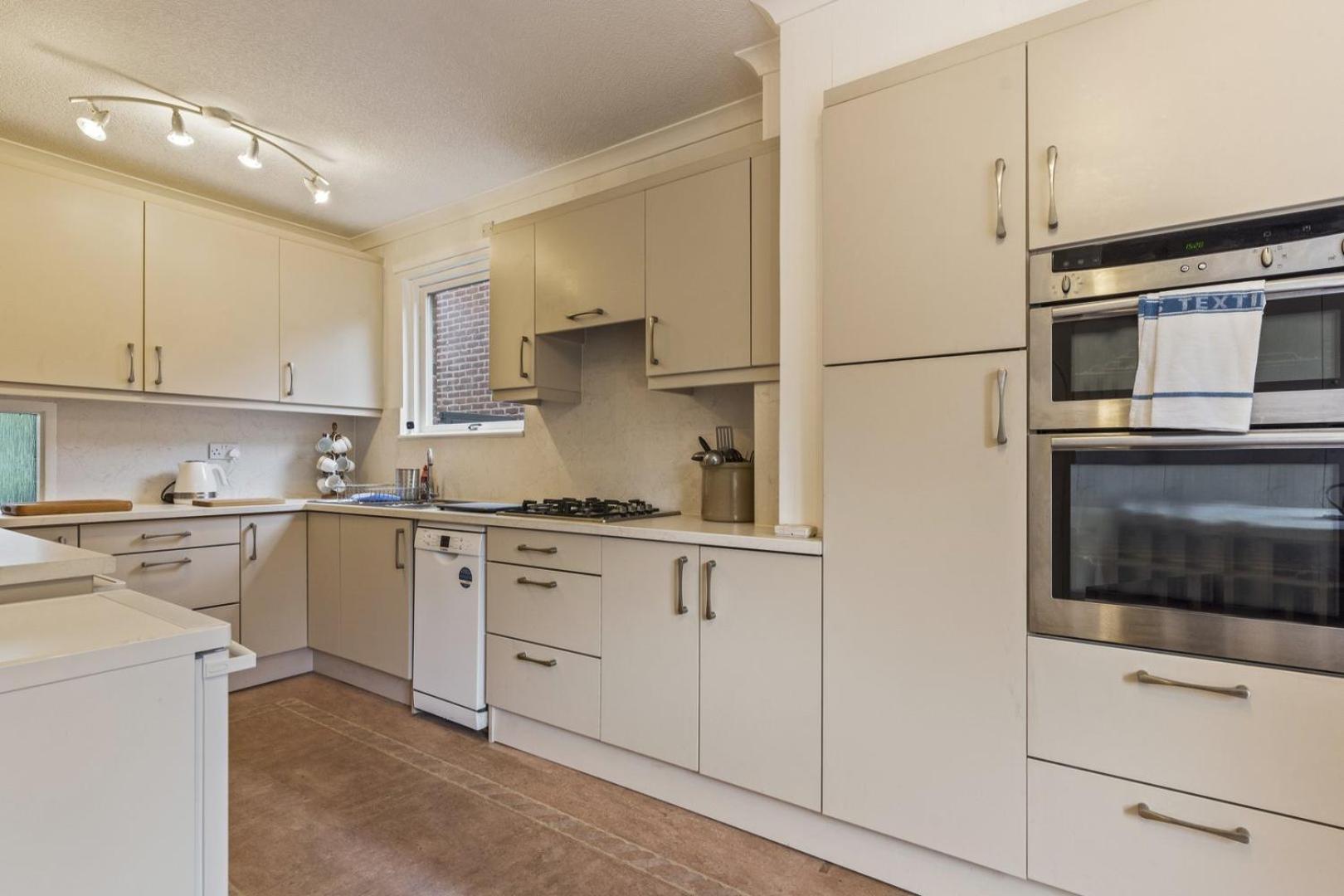 Charming With Free Parking & Wifi Apartment