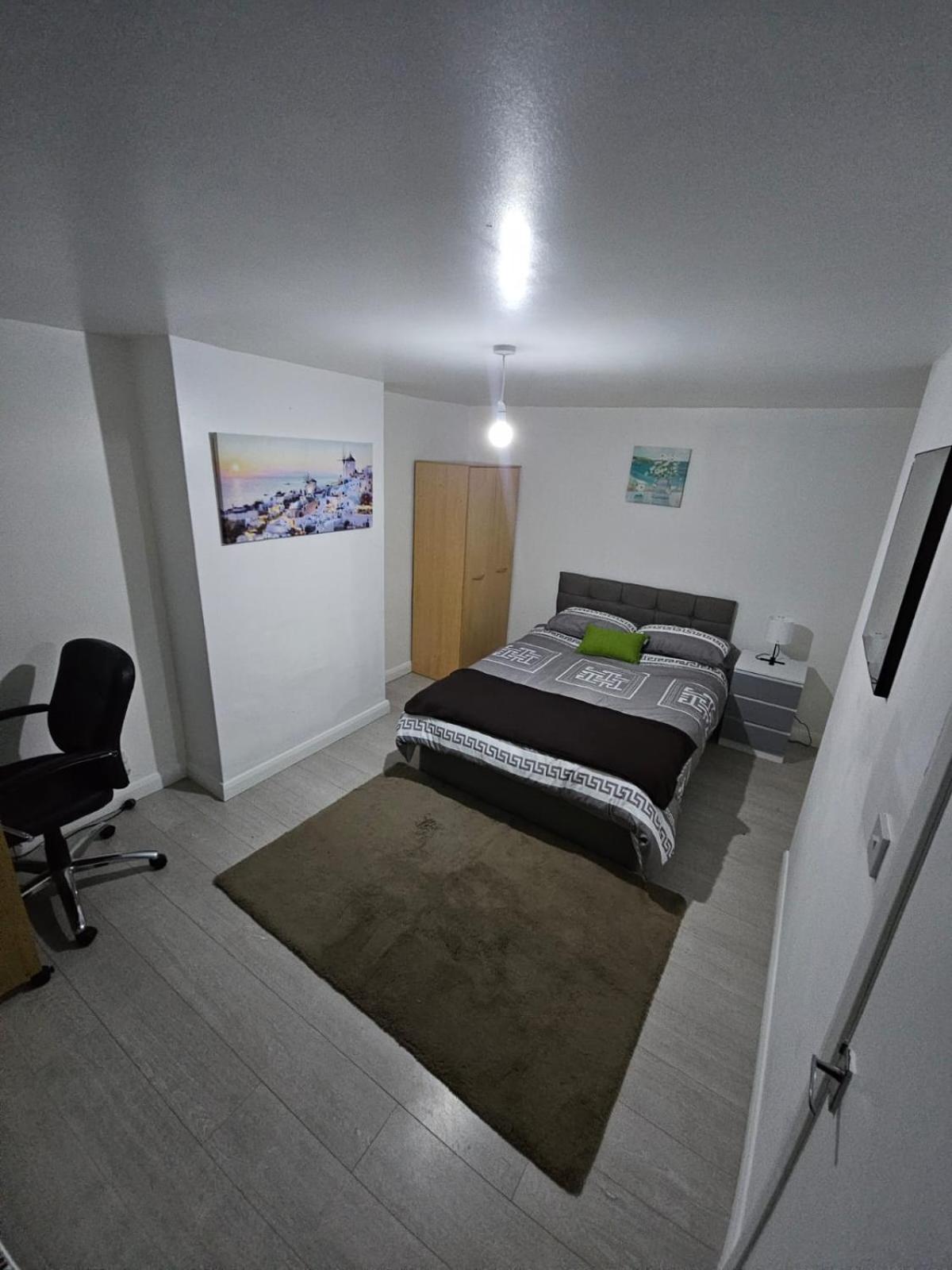 Spacious Cozy Double With Own Bathroom And Toilet *