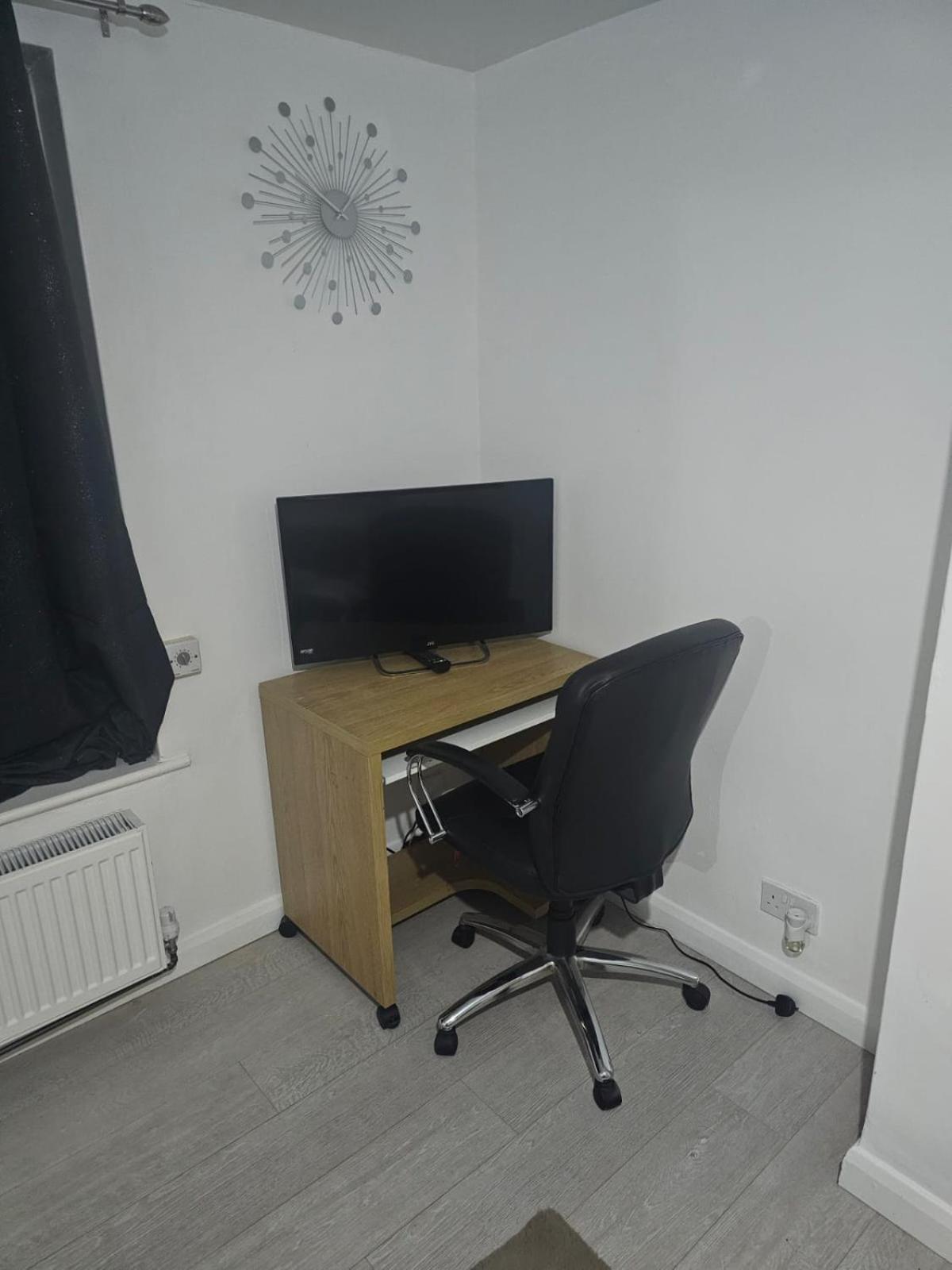 Spacious Cozy Double With Own Bathroom And Toilet *