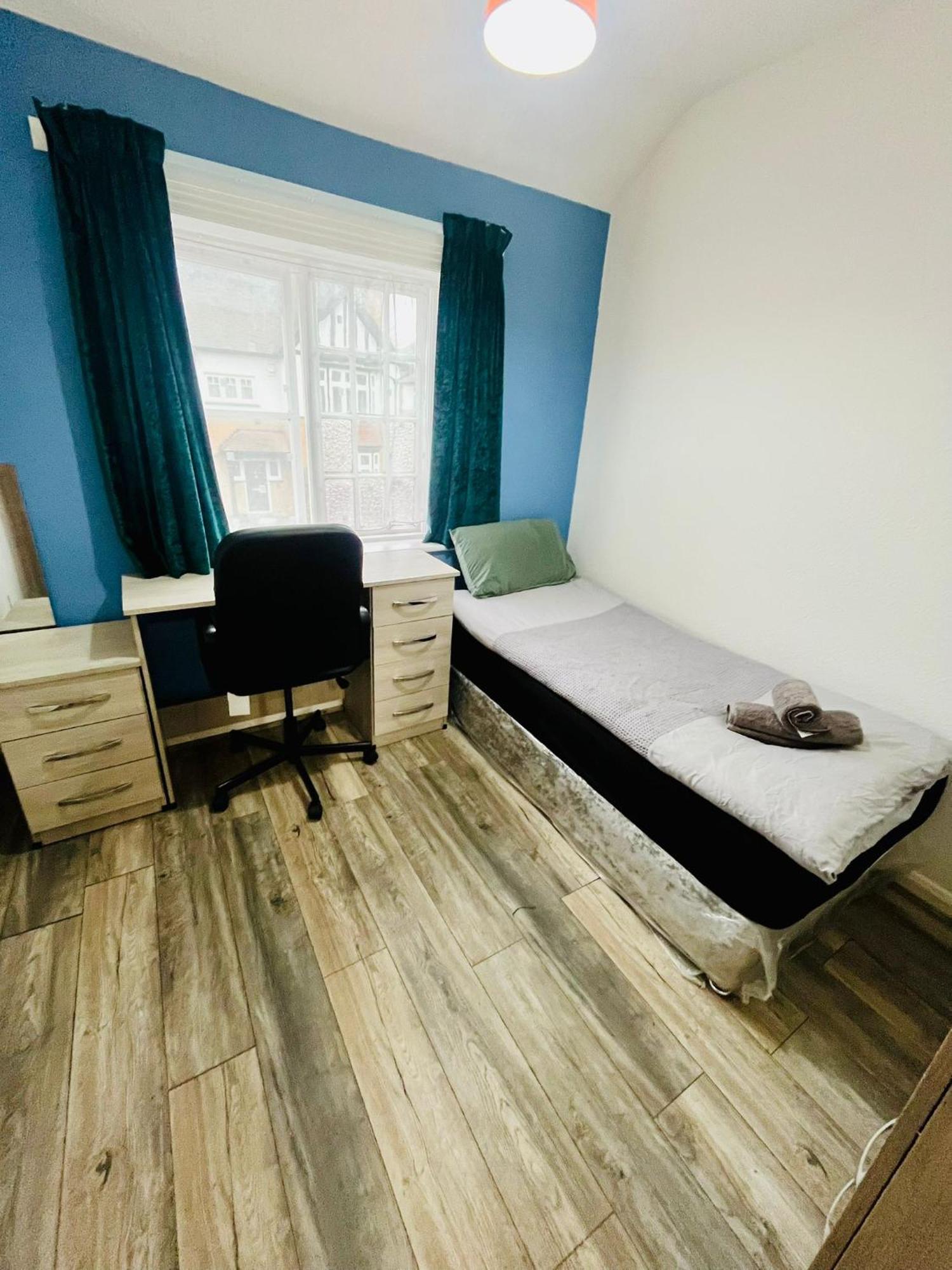 10 Sandrigham Single Near Foot Ball Stadium Homestay
