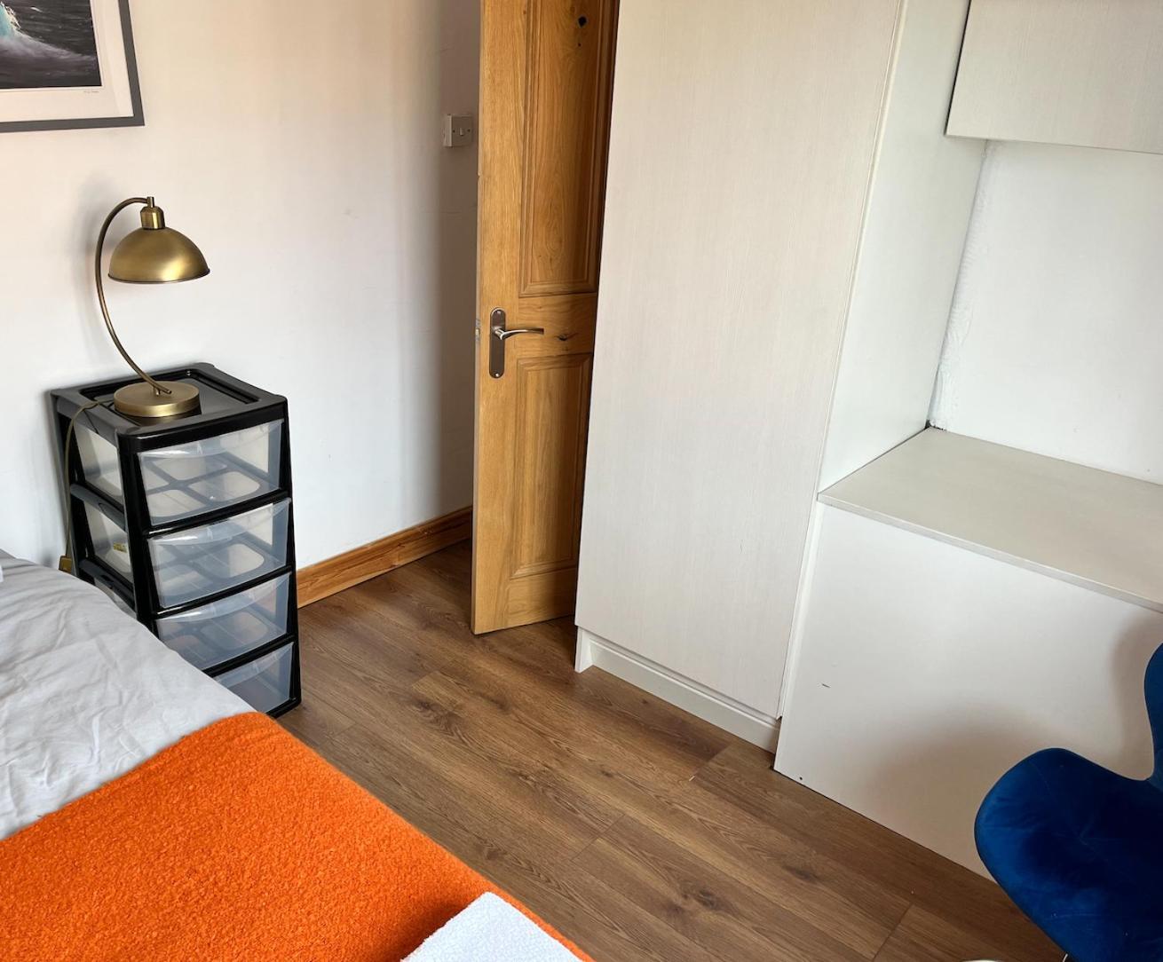 Impeccable 3-bed House In Free Parking *