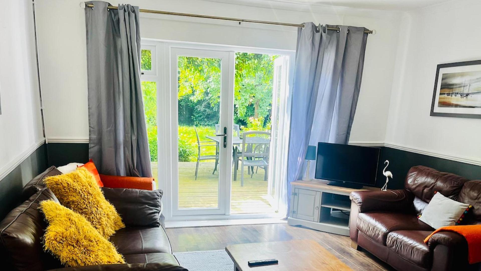 Impeccable 3-bed House In Free Parking Holiday home