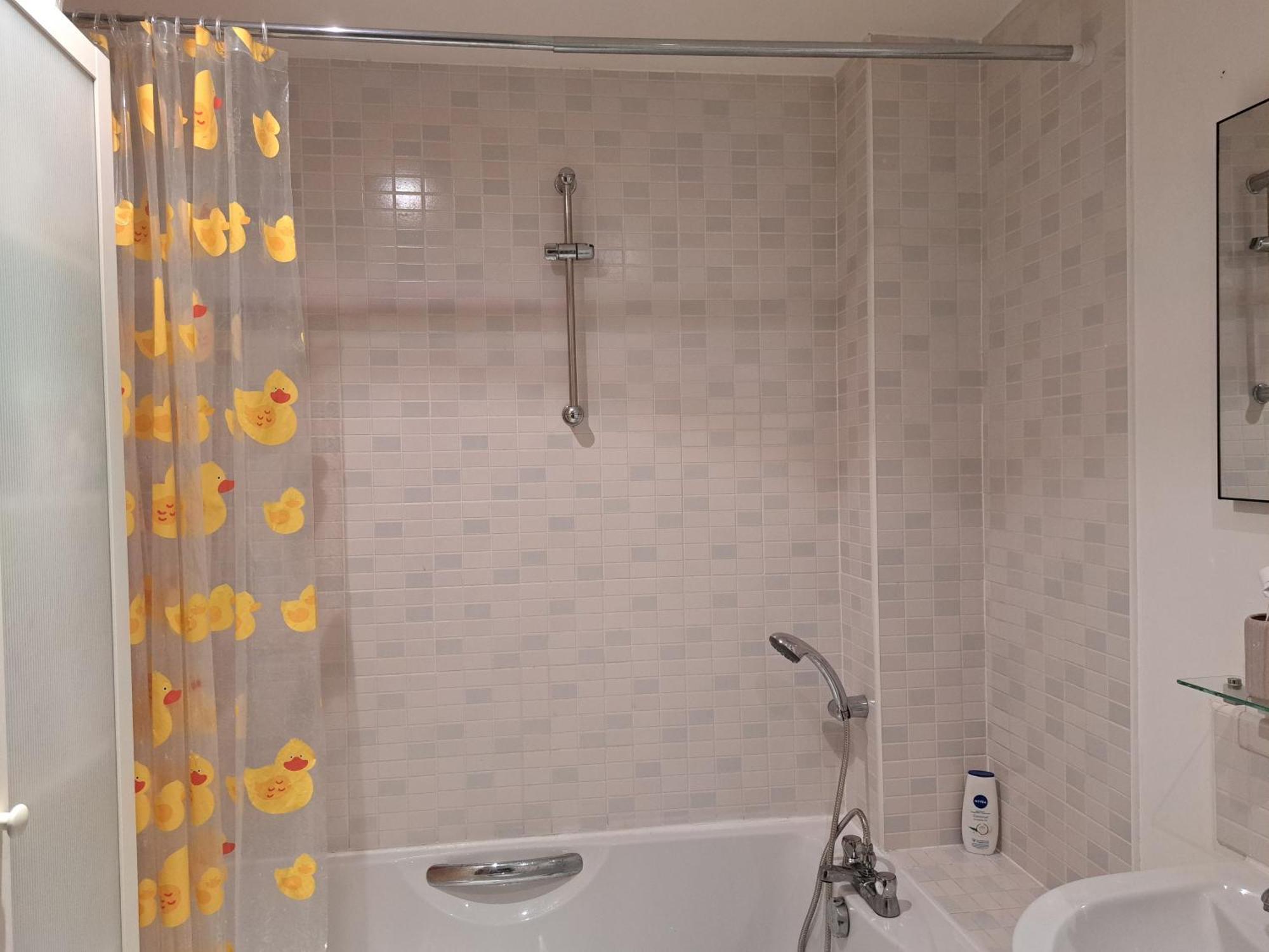 Homestay Cosy And Spacious Room In Home With King Size Bed