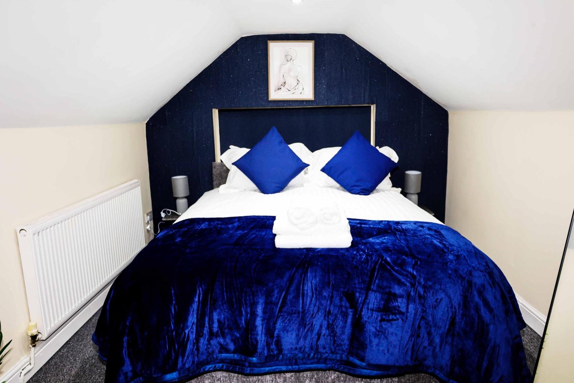 Apartment Lausory King Bed Living Your Luxe Away *