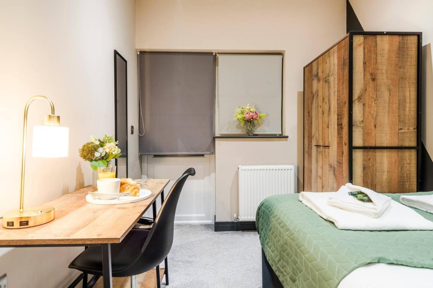 2br Flat Wi-fi Parking Sleeps Apartment *