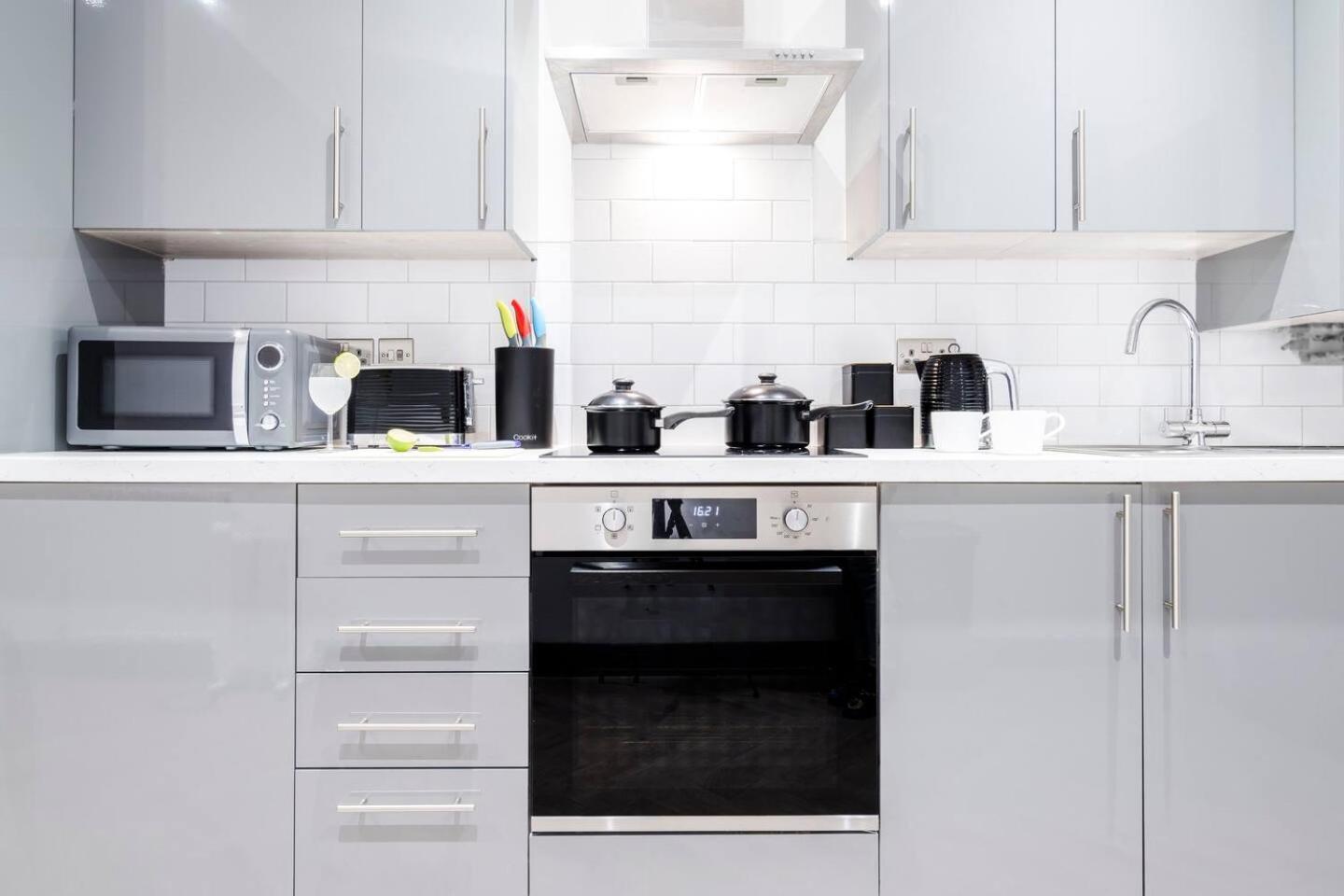 2br Flat Wi-fi Parking Sleeps Apartment
