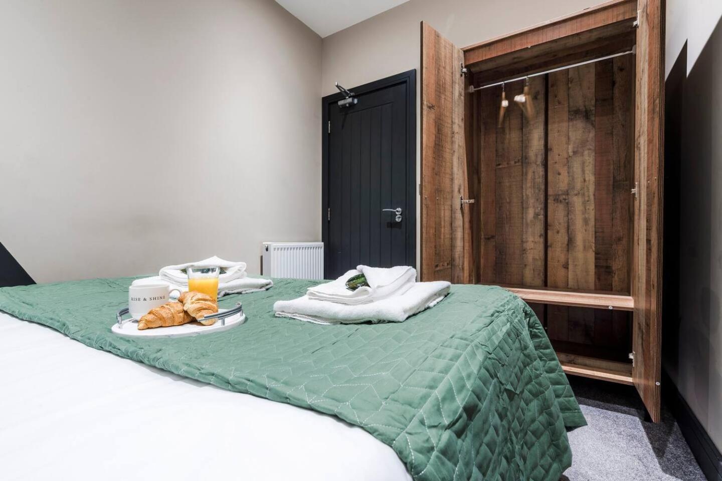 2br Flat Wi-fi Parking Sleeps Apartment *