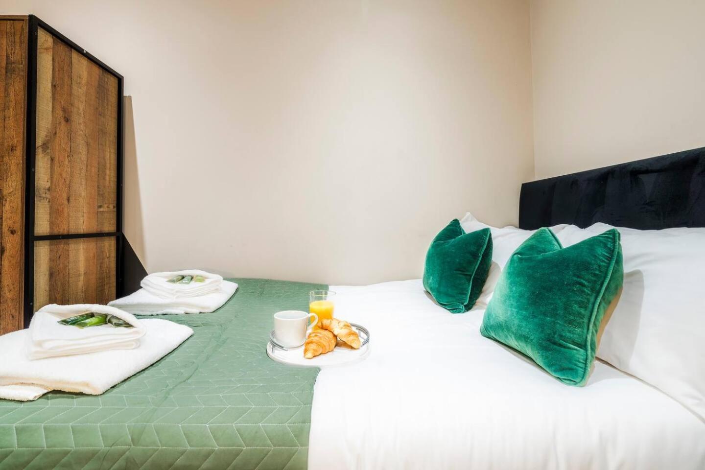2br Flat Wi-fi Parking Sleeps Apartment