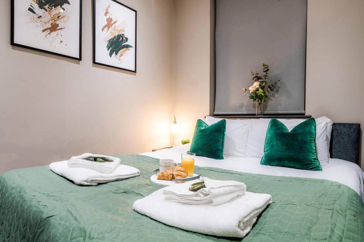 2br Flat Wi-fi Parking Sleeps Apartment