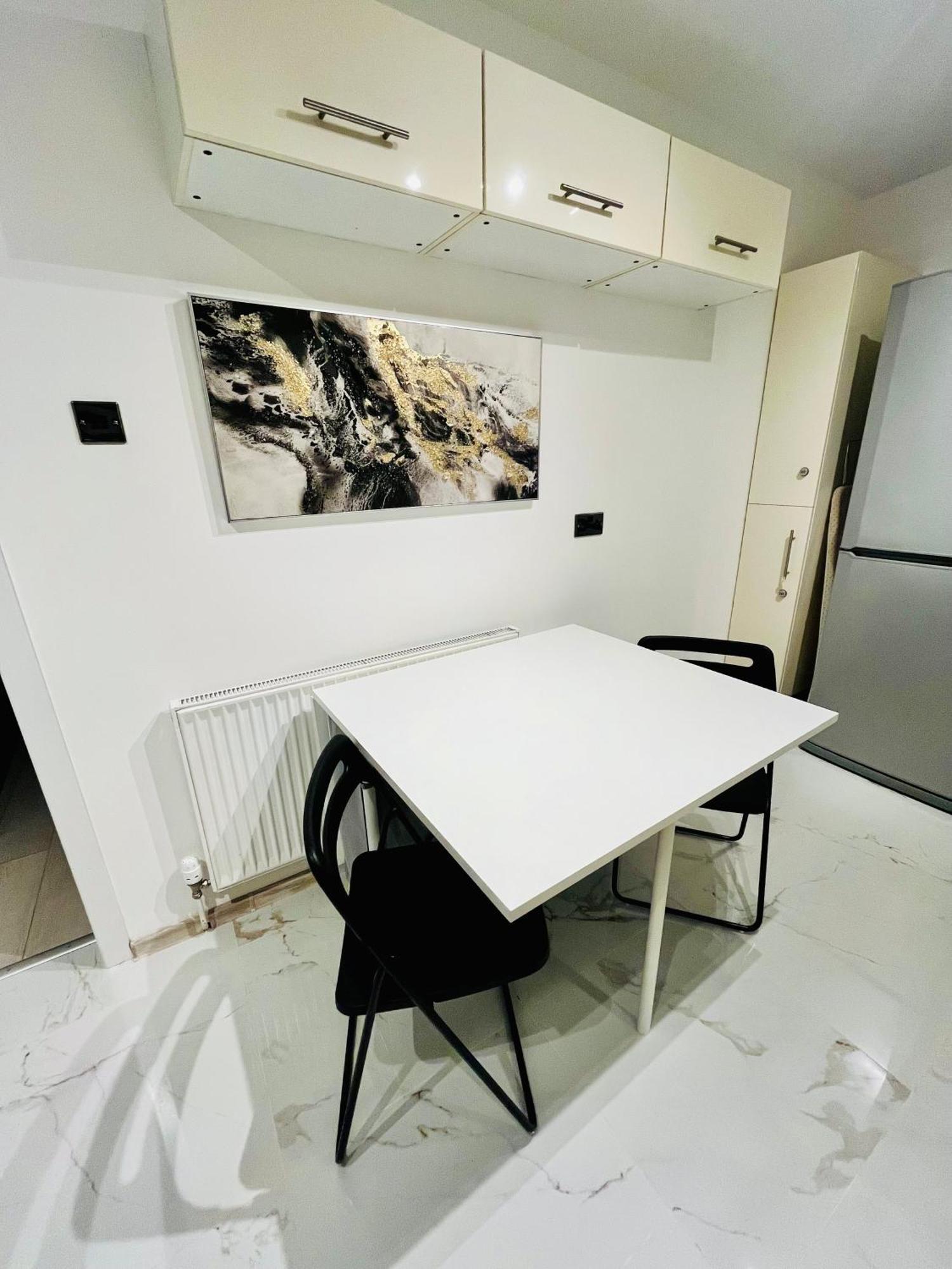 Holiday home Cosy Retreat On Seaton Crescent - Free Off-street Parking For 5 Cars, Wifi-500mb, Families & Contractors, Close To M1 Jct 26 Nottingham