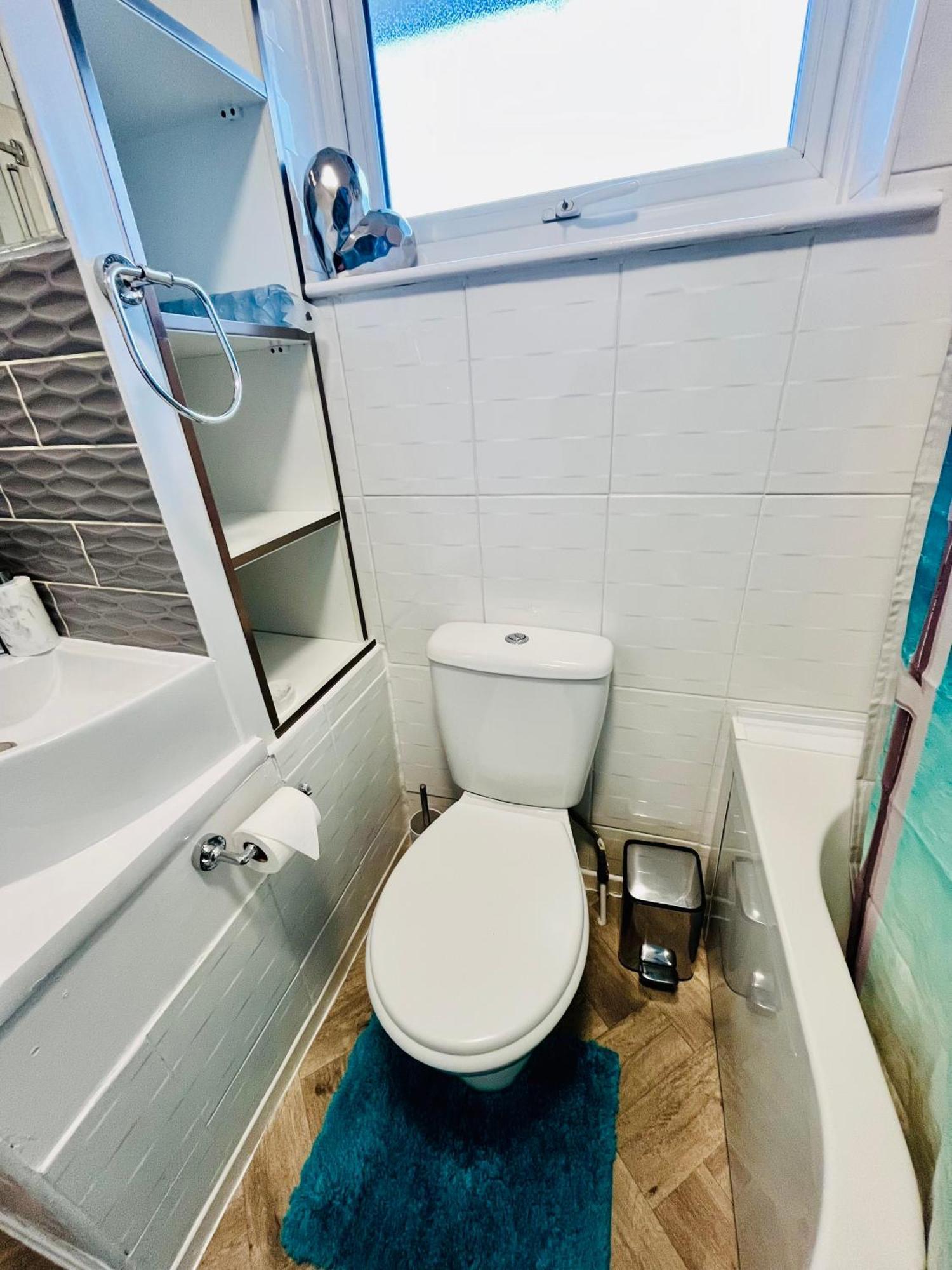 Cosy Retreat On Seaton Crescent - Free Off-street Parking For 5 Cars, Wifi-500mb, Families & Contractors, Close To M1 Jct 26 Nottingham