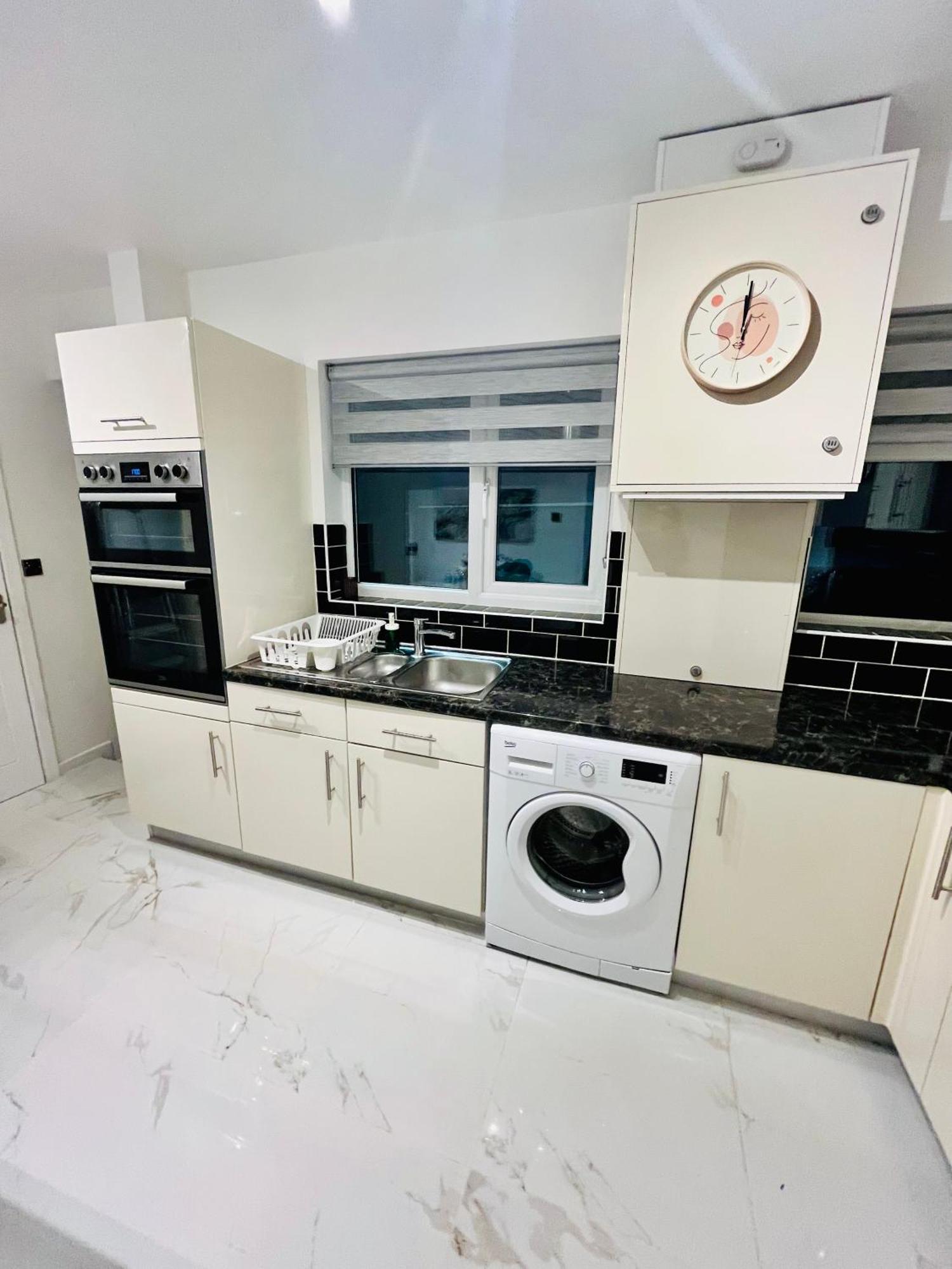Cosy Retreat On Seaton Crescent - Free Off-street Parking For 5 Cars, Wifi-500mb, Families & Contractors, Close To M1 Jct 26 Holiday home
