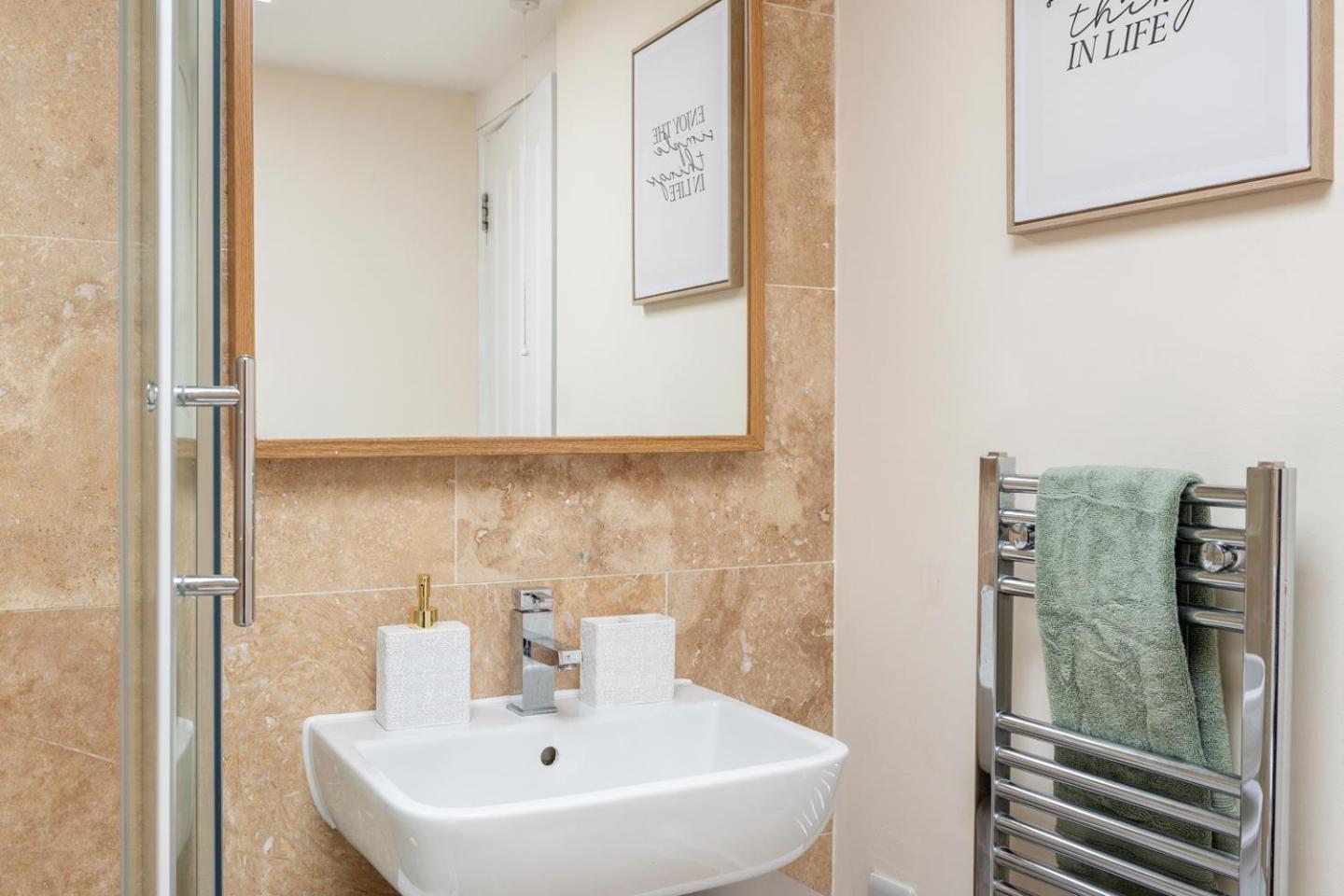 Stylish 3-bed In Apartment *