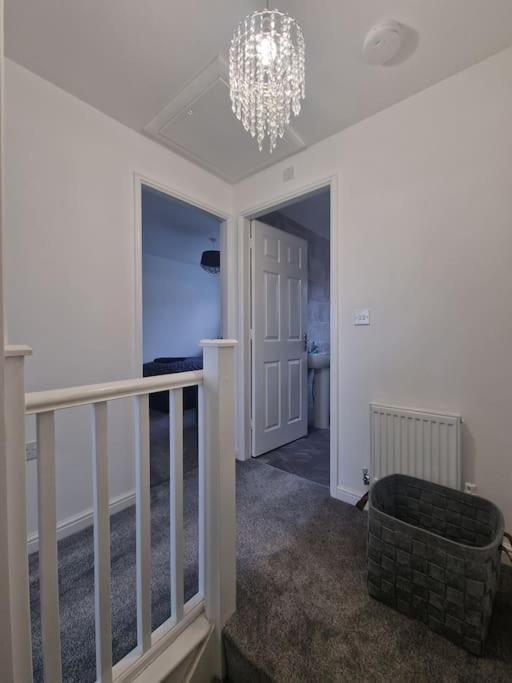 2 Bed Semi, Up To 4 People, Free Parking, Wi-fi, M1 & Ema Direct Link, Transport Links, Private Garden