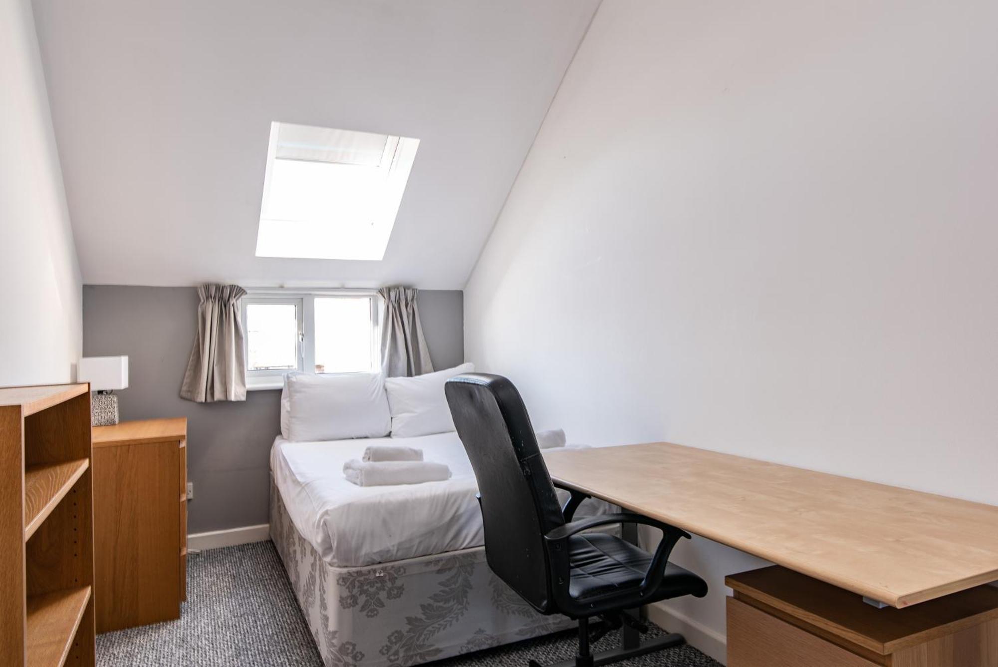 Spacious 6 Bedroom House - Ideal For Contractors Holiday home *