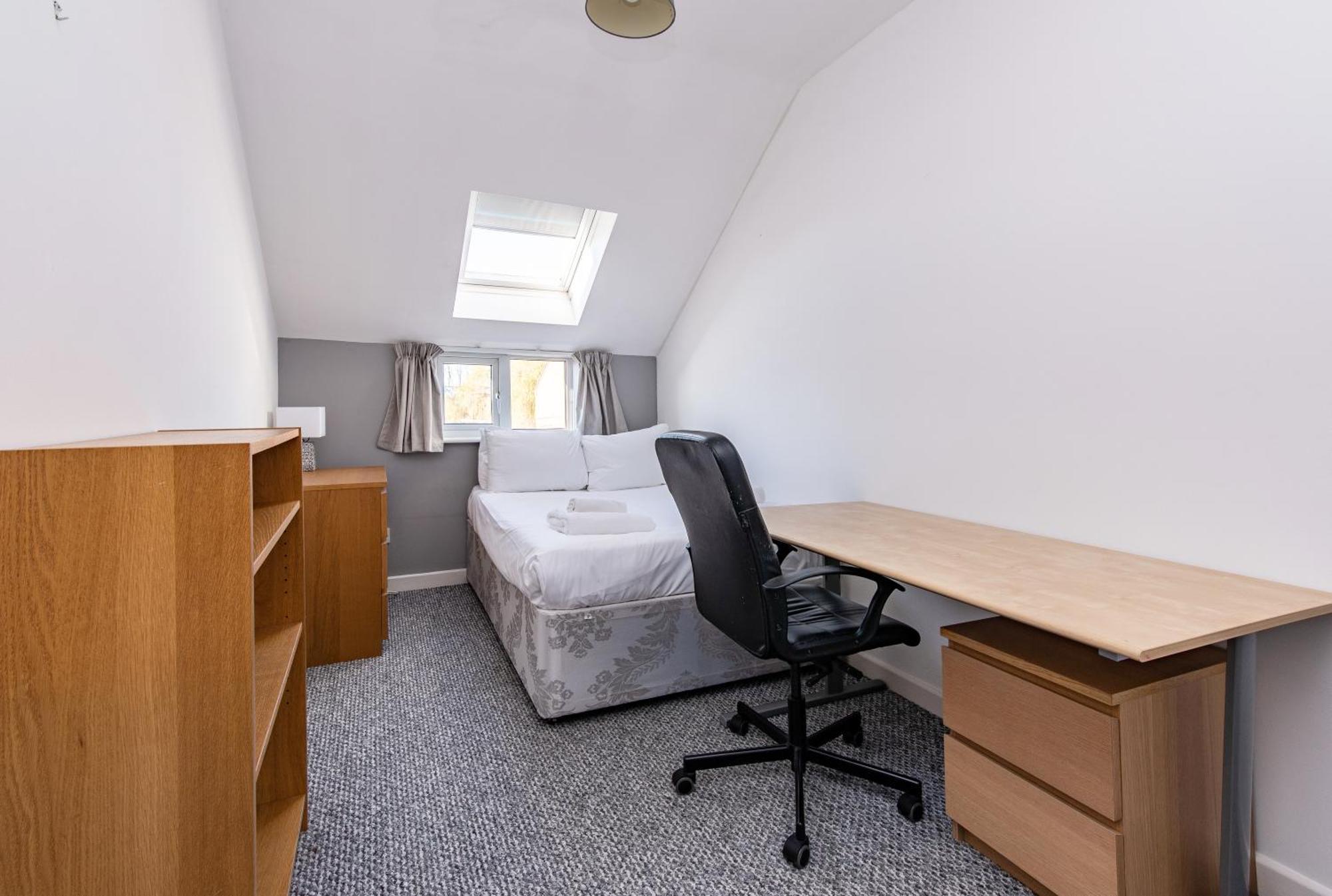 Holiday home Spacious 6 Bedroom House - Ideal For Contractors