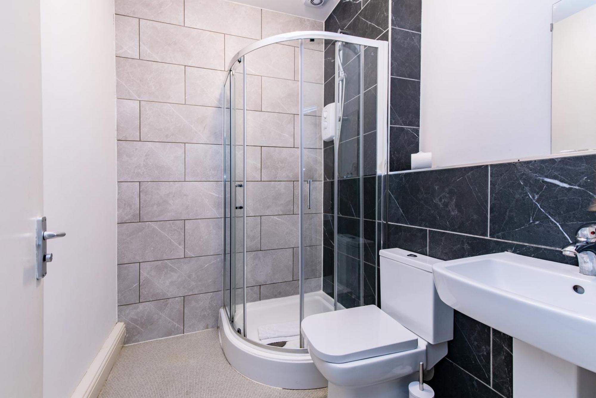 Spacious 6 Bedroom House - Ideal For Contractors * Nottingham
