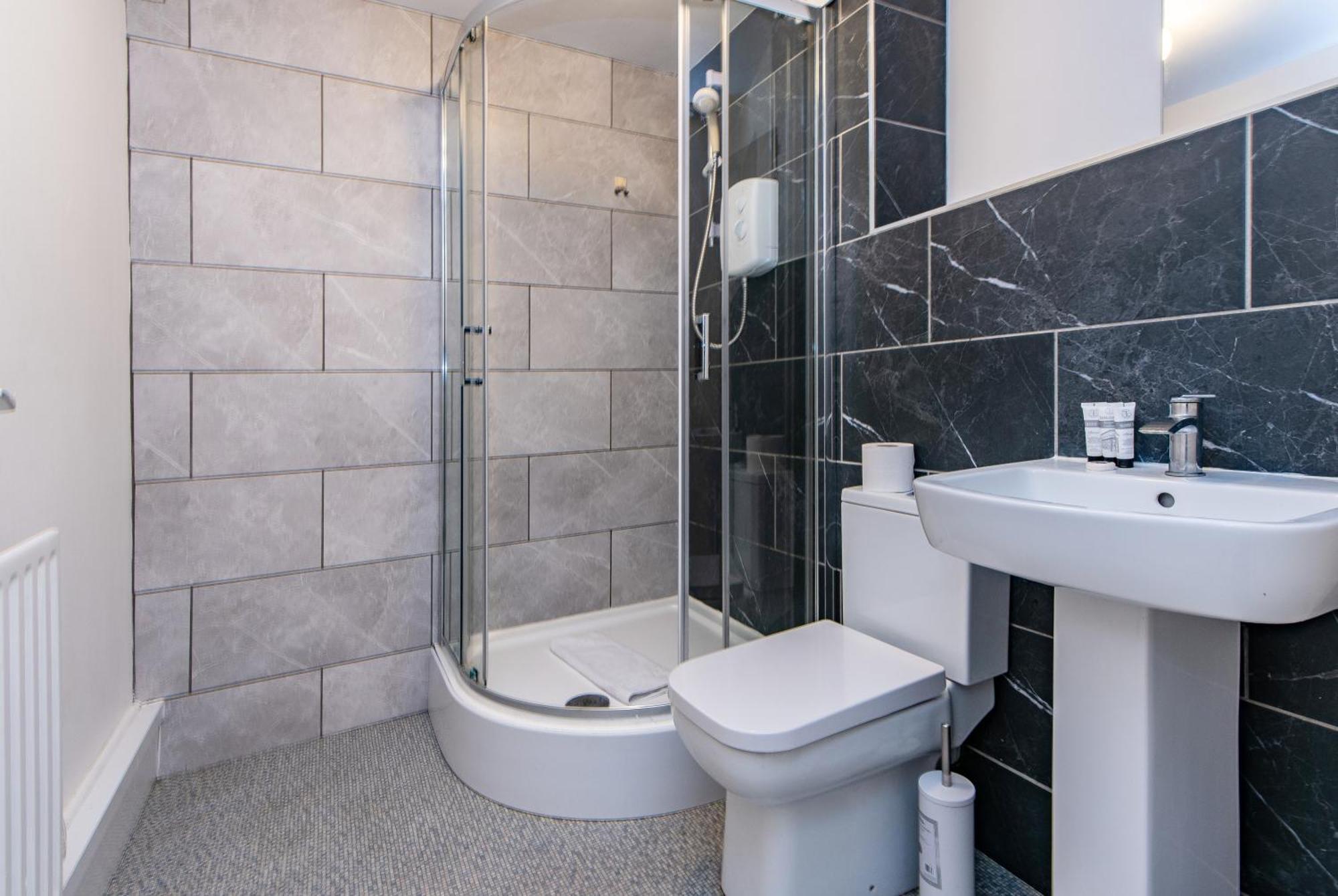 Spacious 6 Bedroom House - Ideal For Contractors Holiday home Nottingham