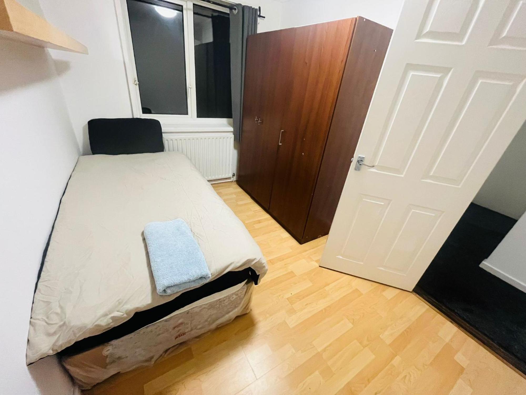 Nice Three Bedroom House Near Beeston Railway Station Holiday home *